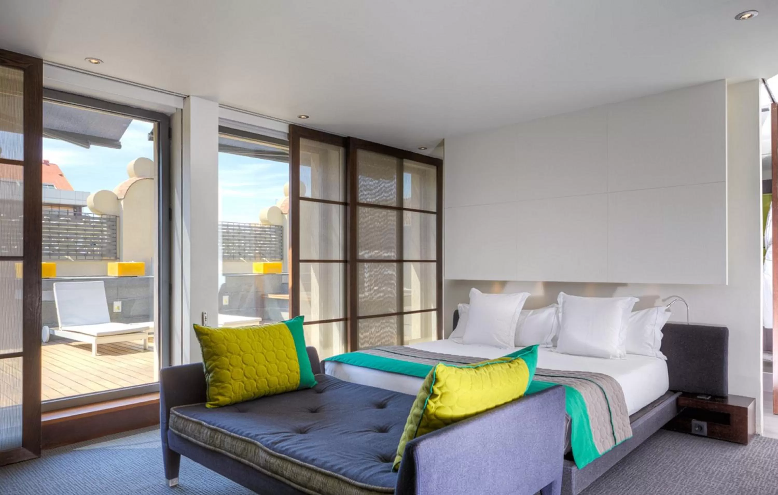 Balcony/Terrace, Bed in Sixtytwo Hotel