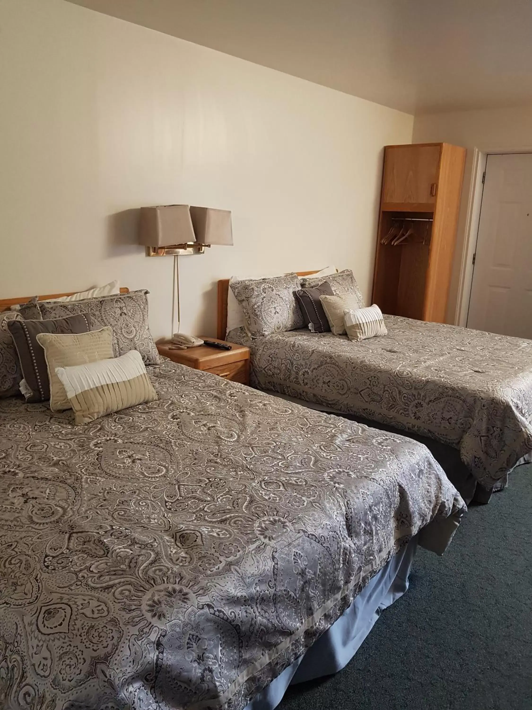 Bed in Covered Bridge Inn & Suites