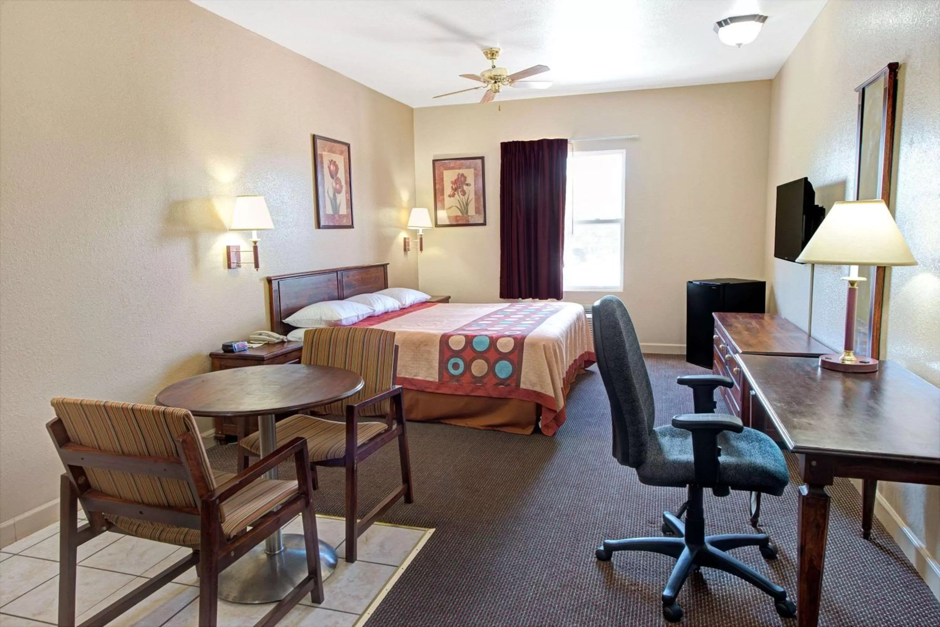 Photo of the whole room, Bed in Super 8 by Wyndham St. Louis Airport
