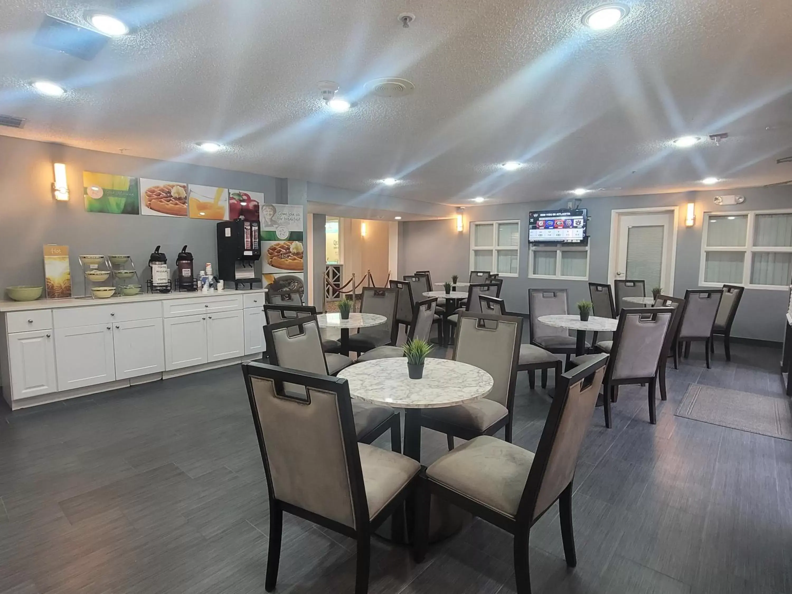 Restaurant/Places to Eat in Quality Inn & Suites DFW Airport South