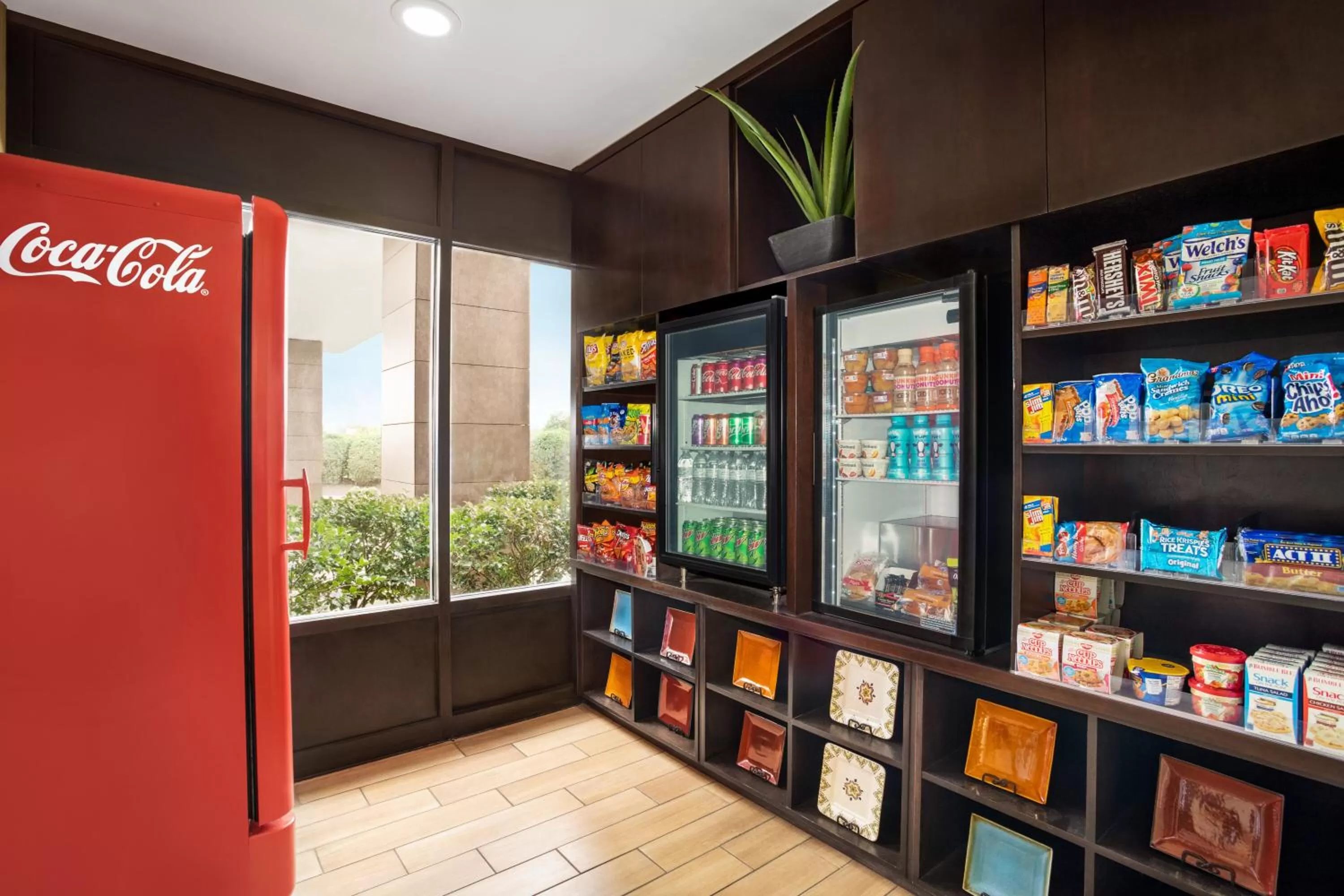 On-site shops in La Quinta Inn & Suites by Wyndham Richmond-Midlothian