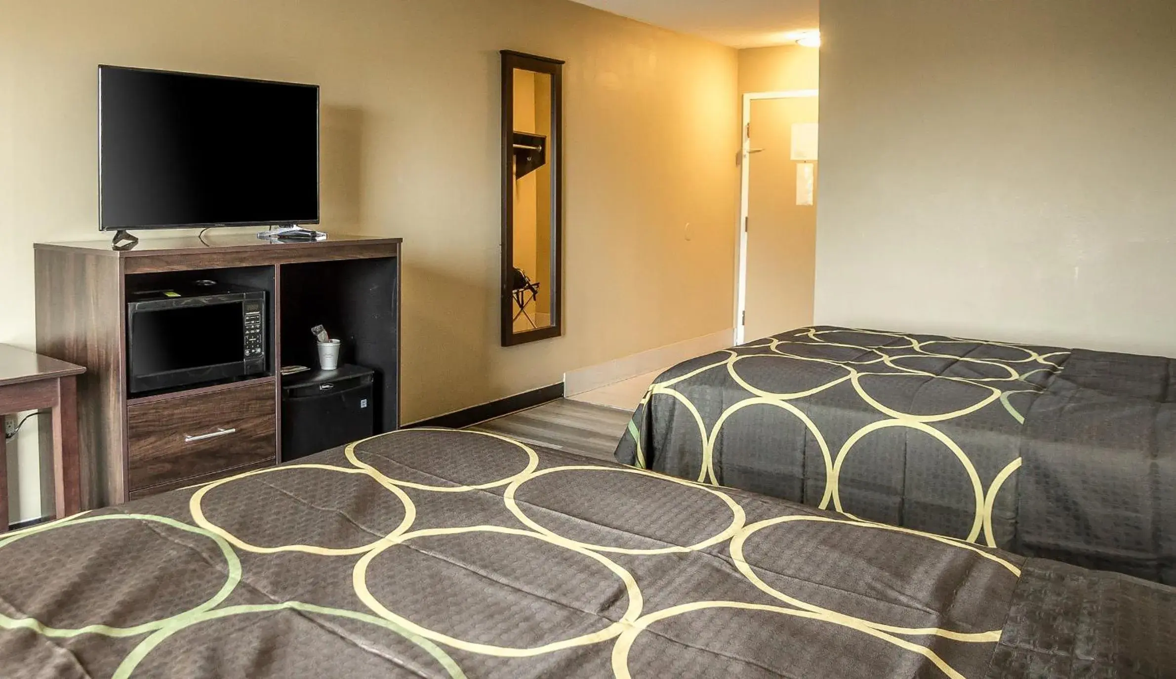 Bedroom, TV/Entertainment Center in Super 8 by Wyndham Indianapolis South