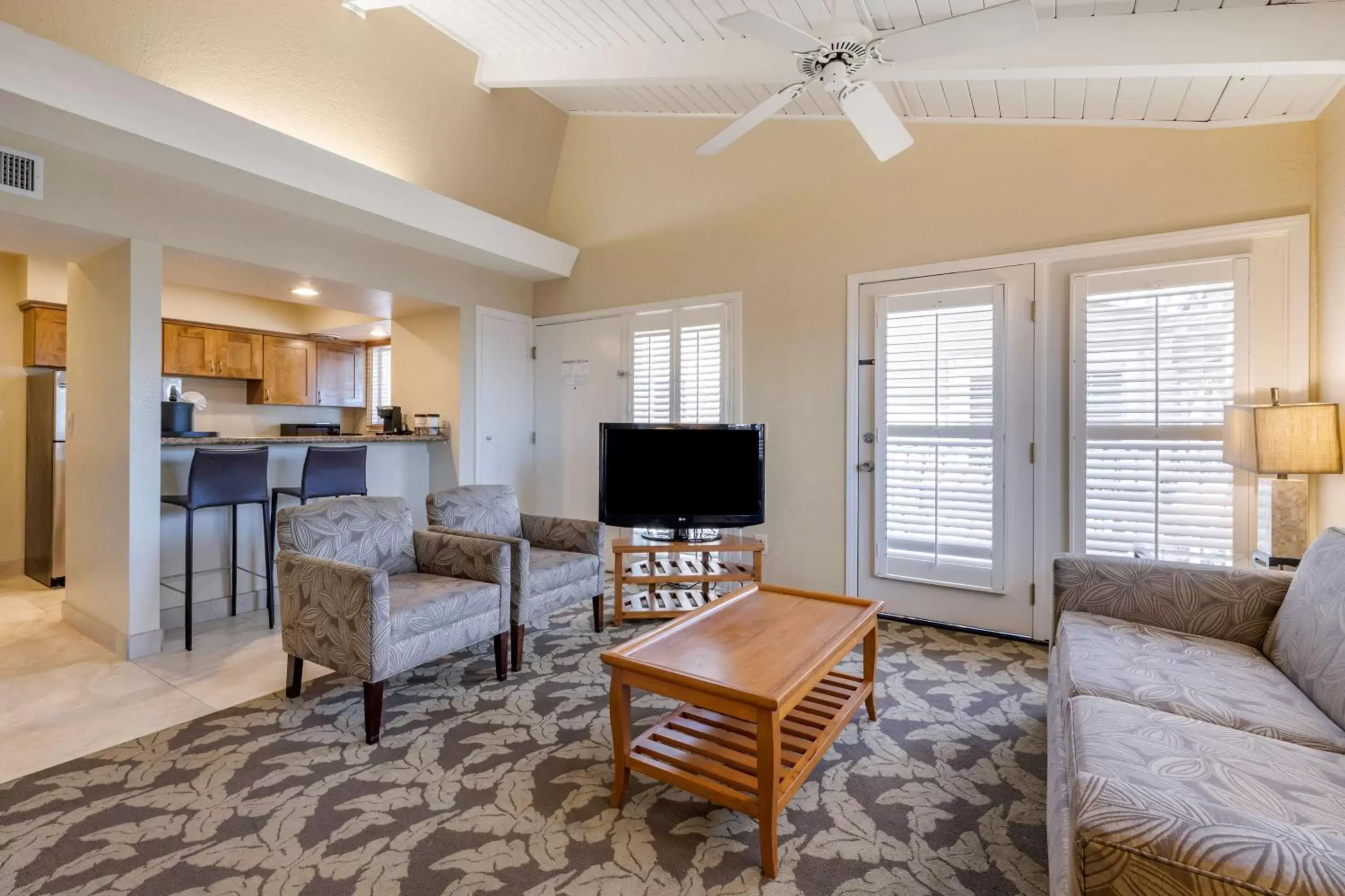 Photo of the whole room, Seating Area in Best Western PLUS Island Palms Hotel & Marina