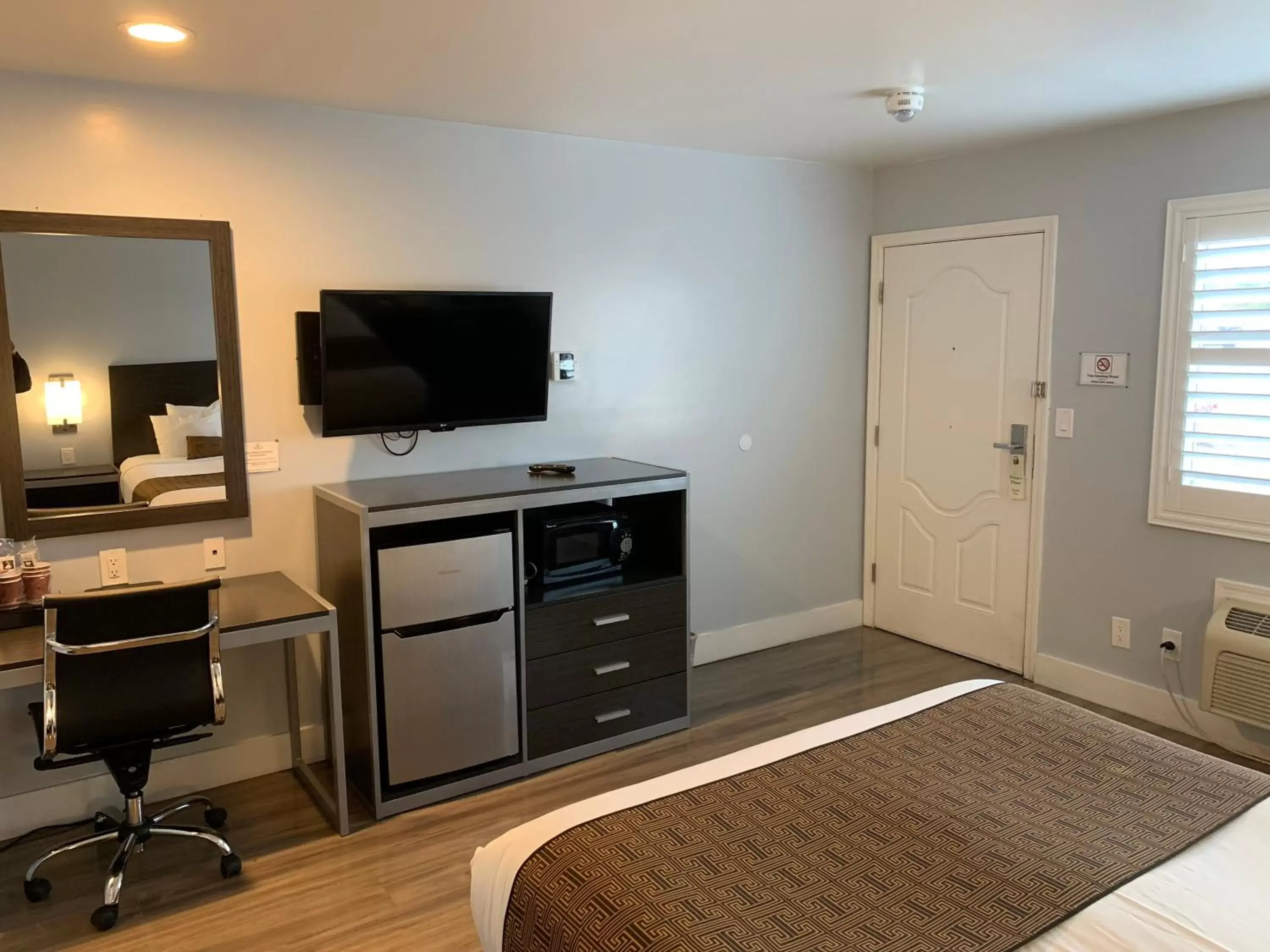 Bedroom, TV/Entertainment Center in Pacific Inn Monterey