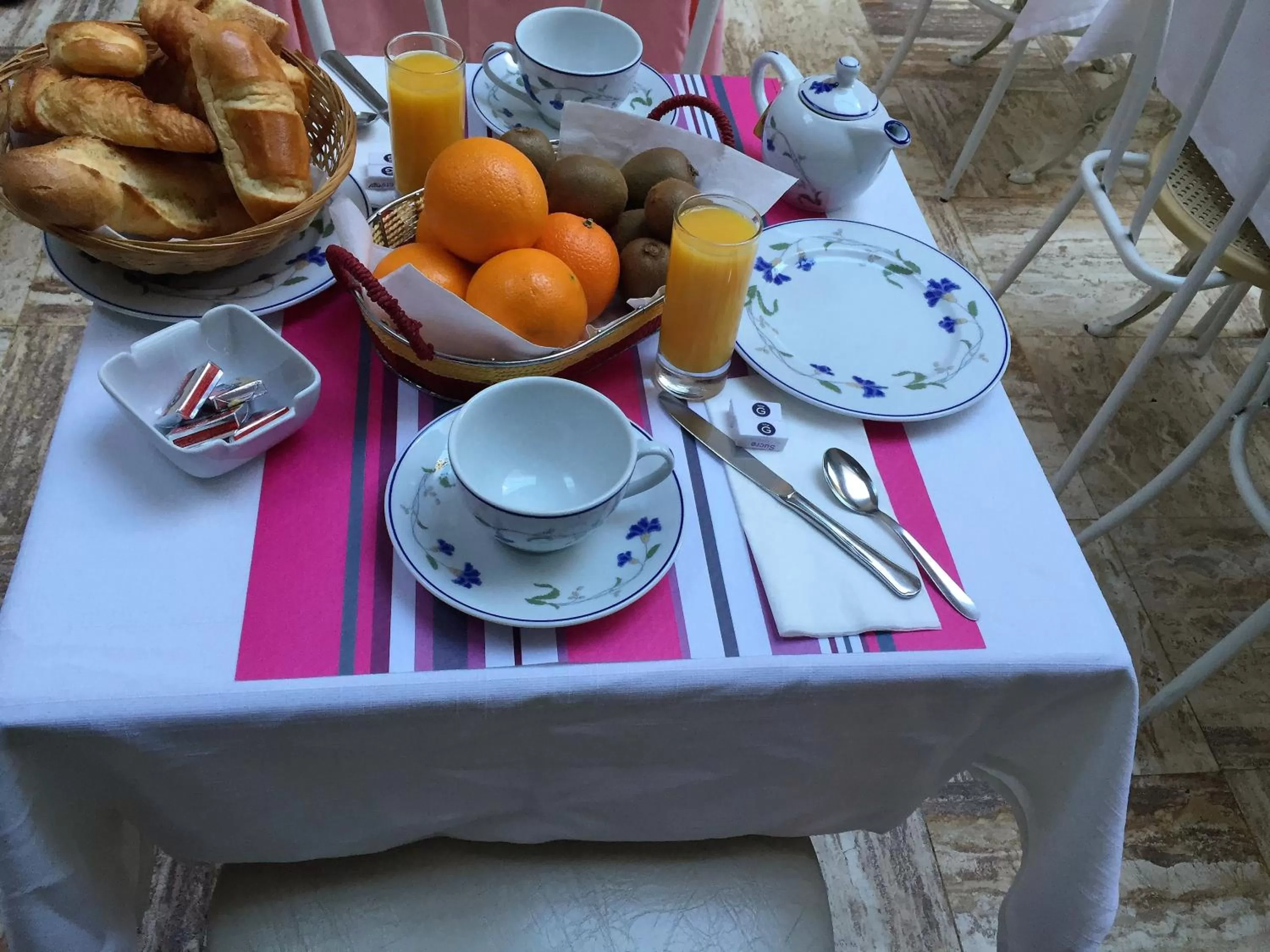 Food and drinks in Hotel Le Clos d'Alésia