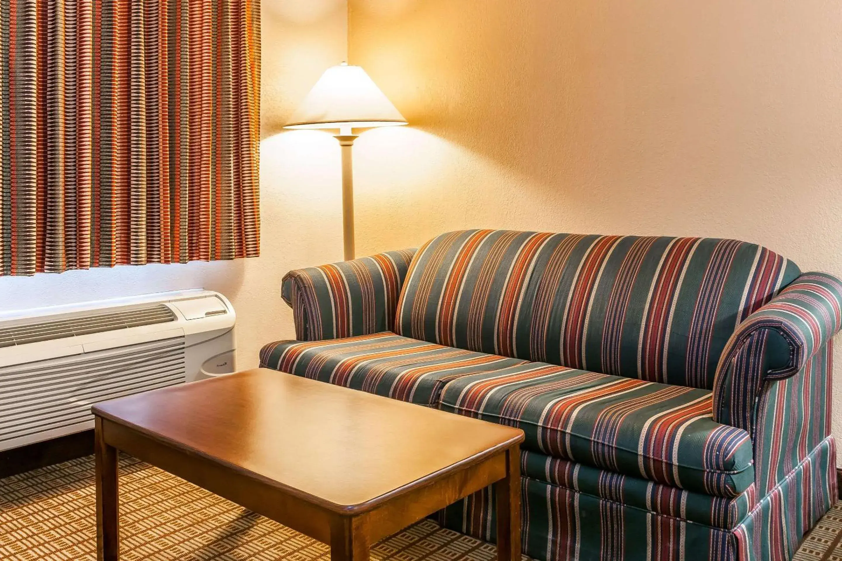 Photo of the whole room, Seating Area in Econo Lodge Vincennes