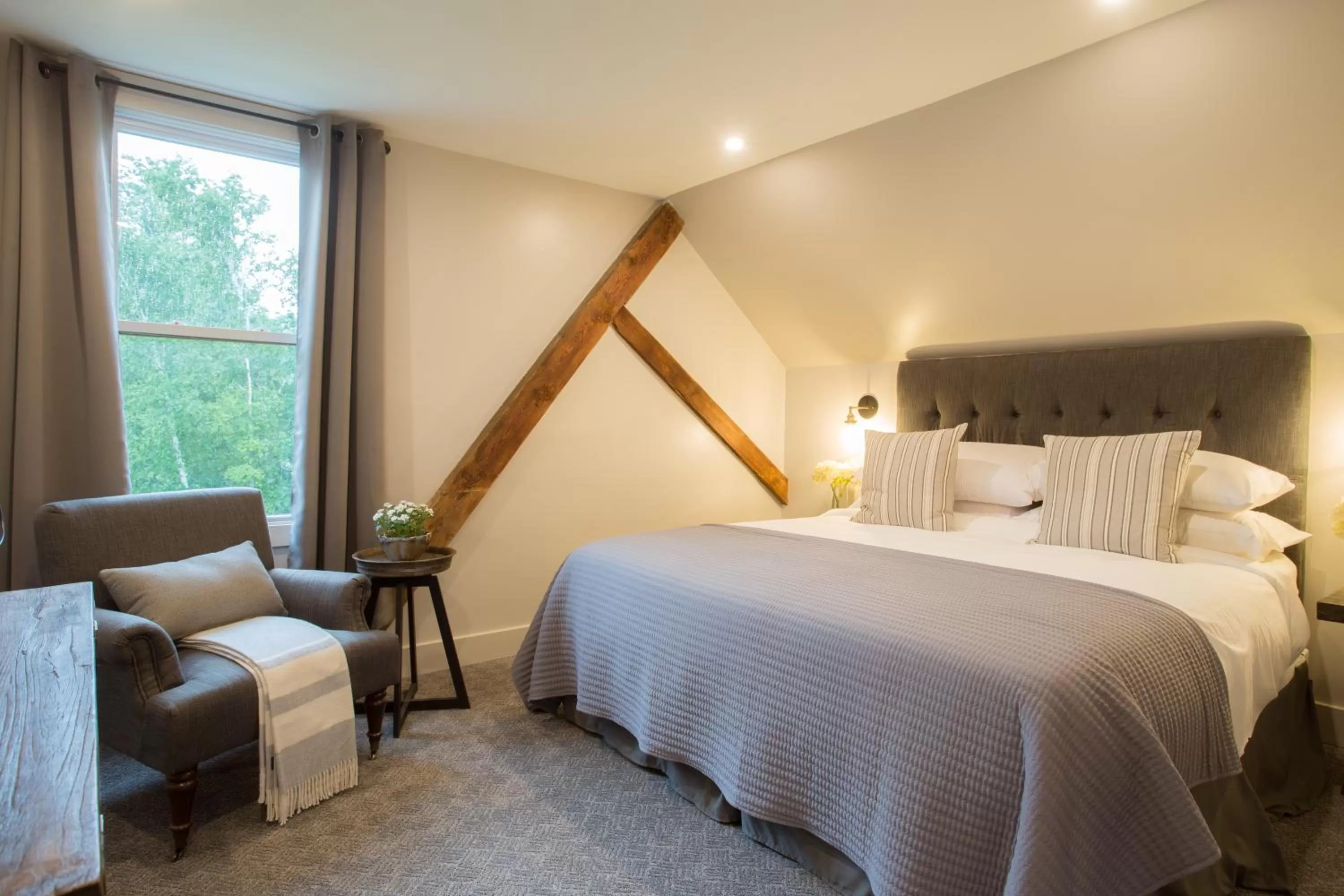 Bedroom, Bed in Mountain Meadows Lodge