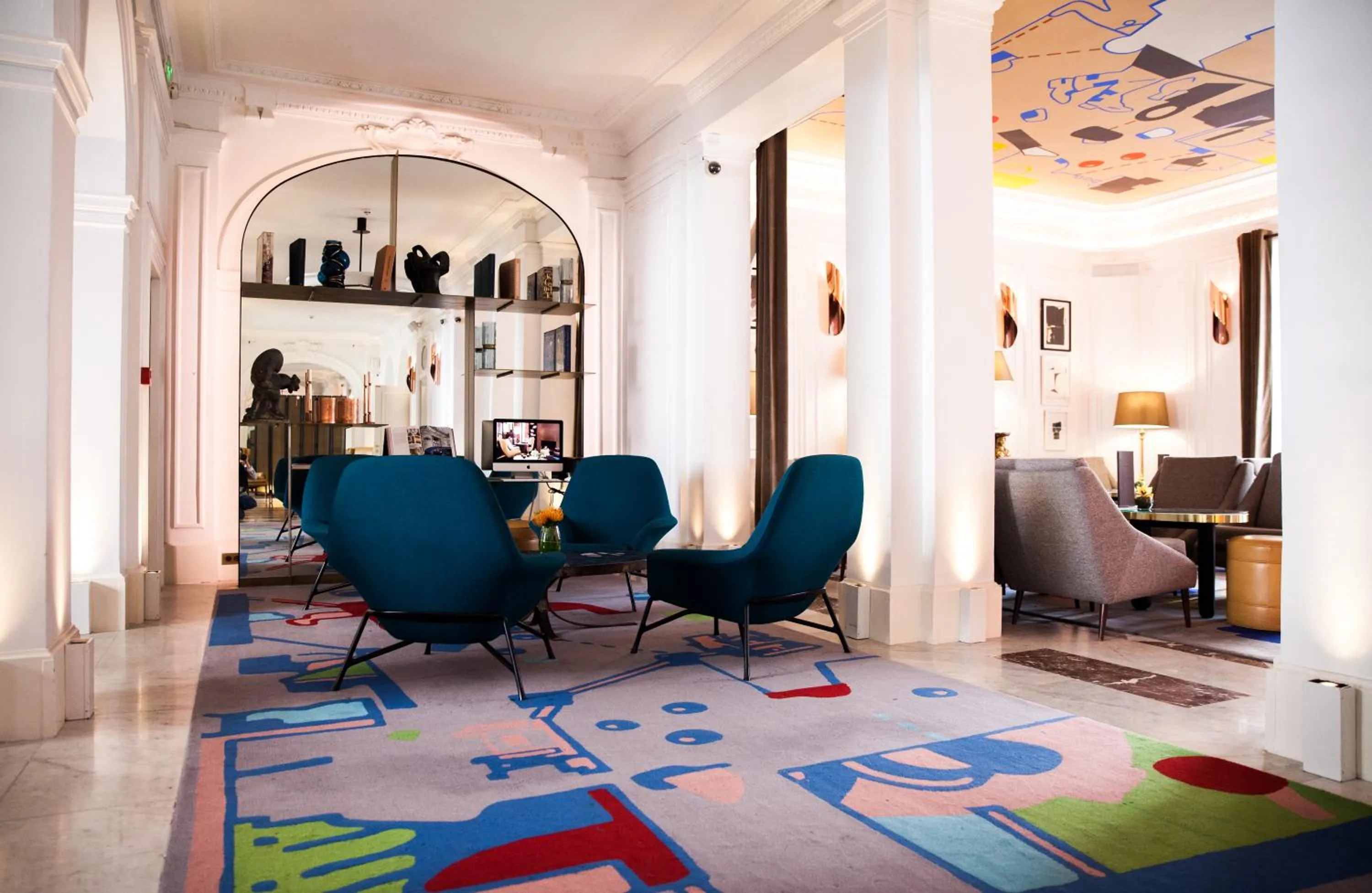 Lounge or bar in Hôtel Vernet Champs Elysées Paris