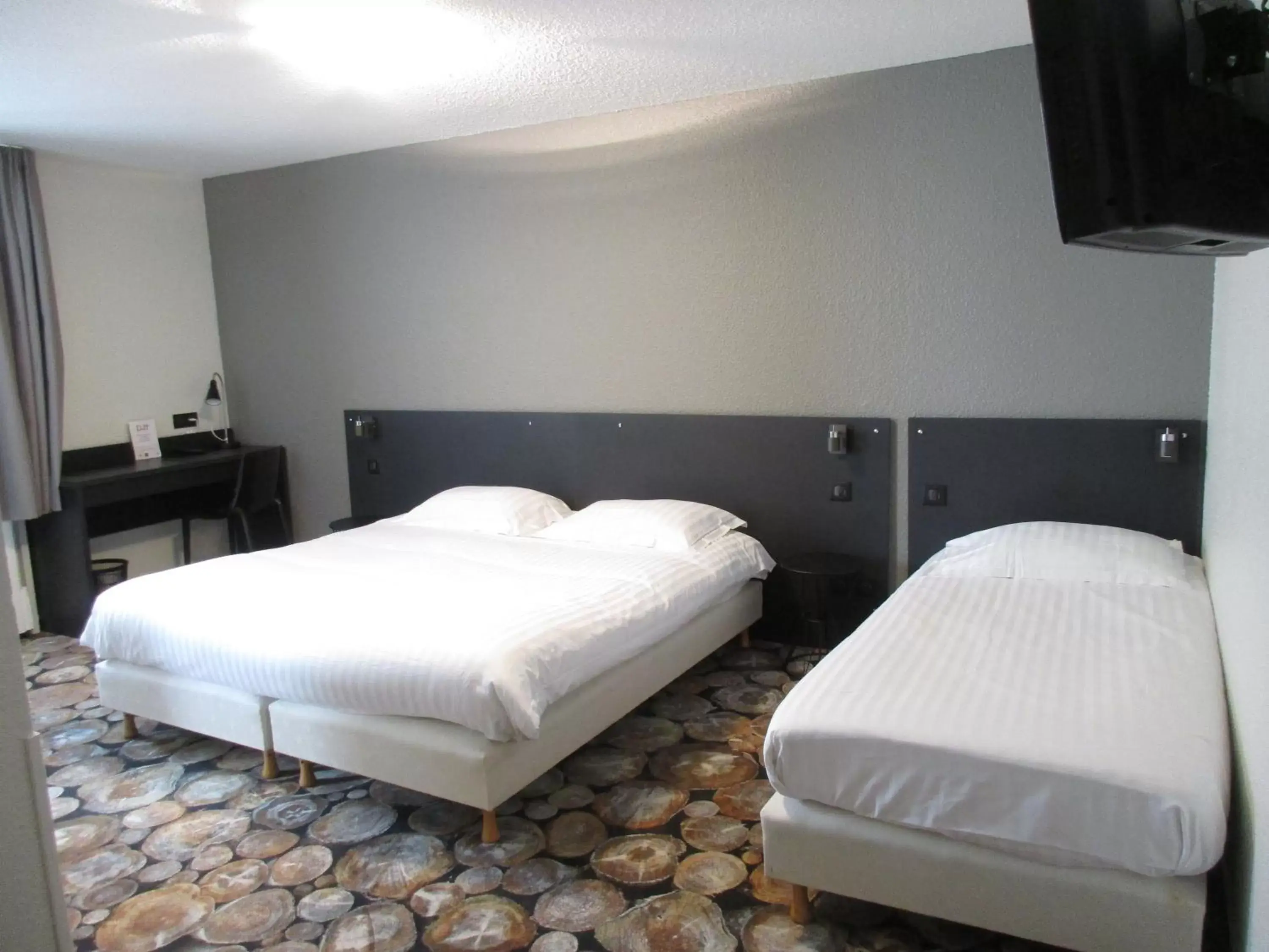 Photo of the whole room, Bed in Dav'hotel Jaude