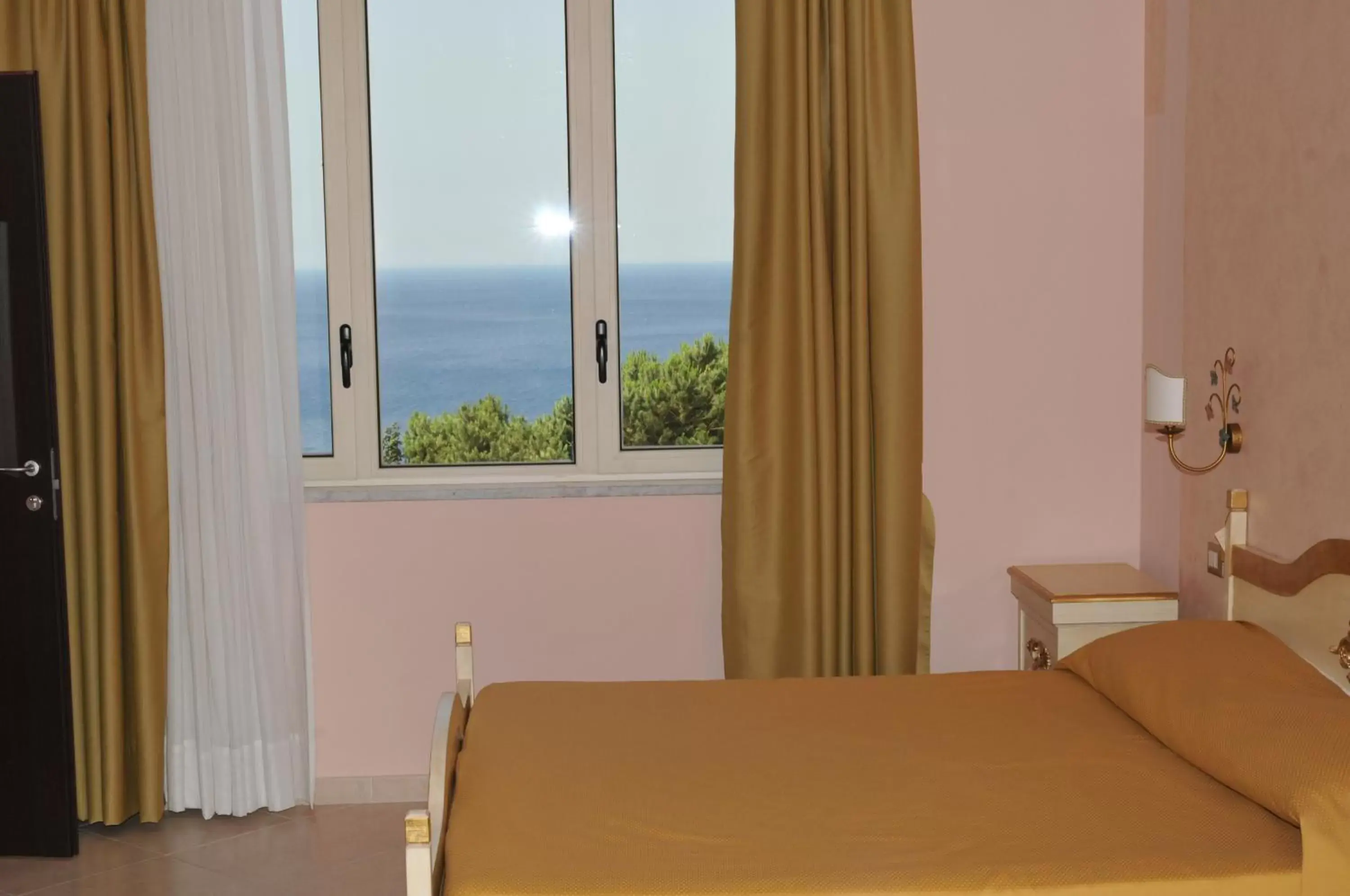 Photo of the whole room, Bed in Hotel Scilla