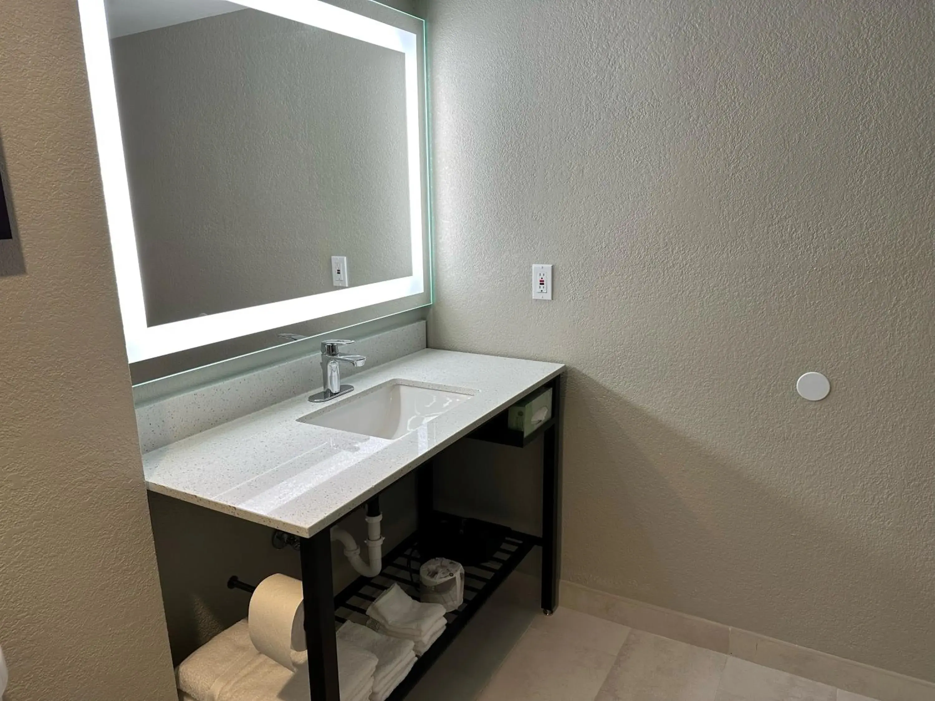 Bathroom in La Quinta Inn by Wyndham Huntsville Research Park