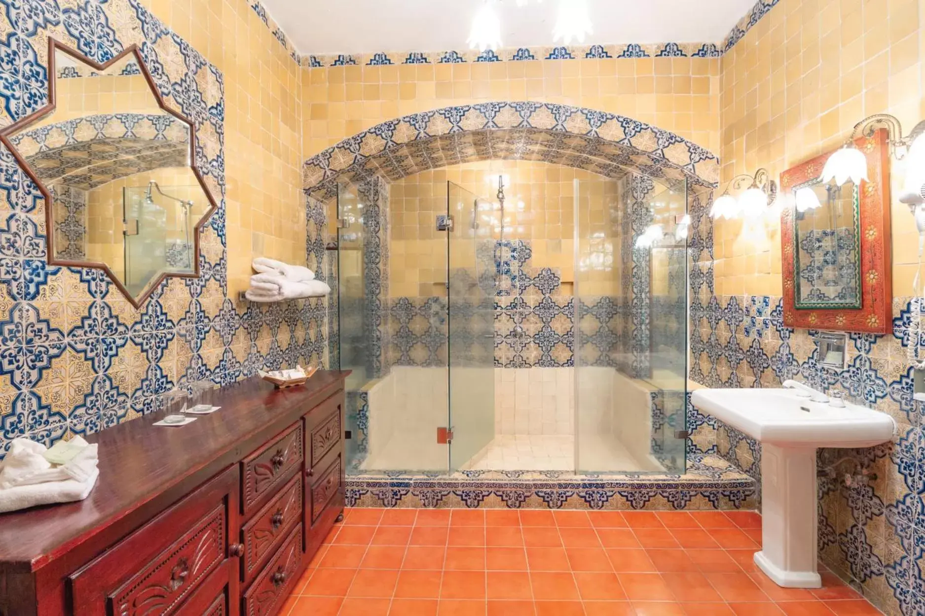 Bathroom in Hotel Racquet Cuernavaca