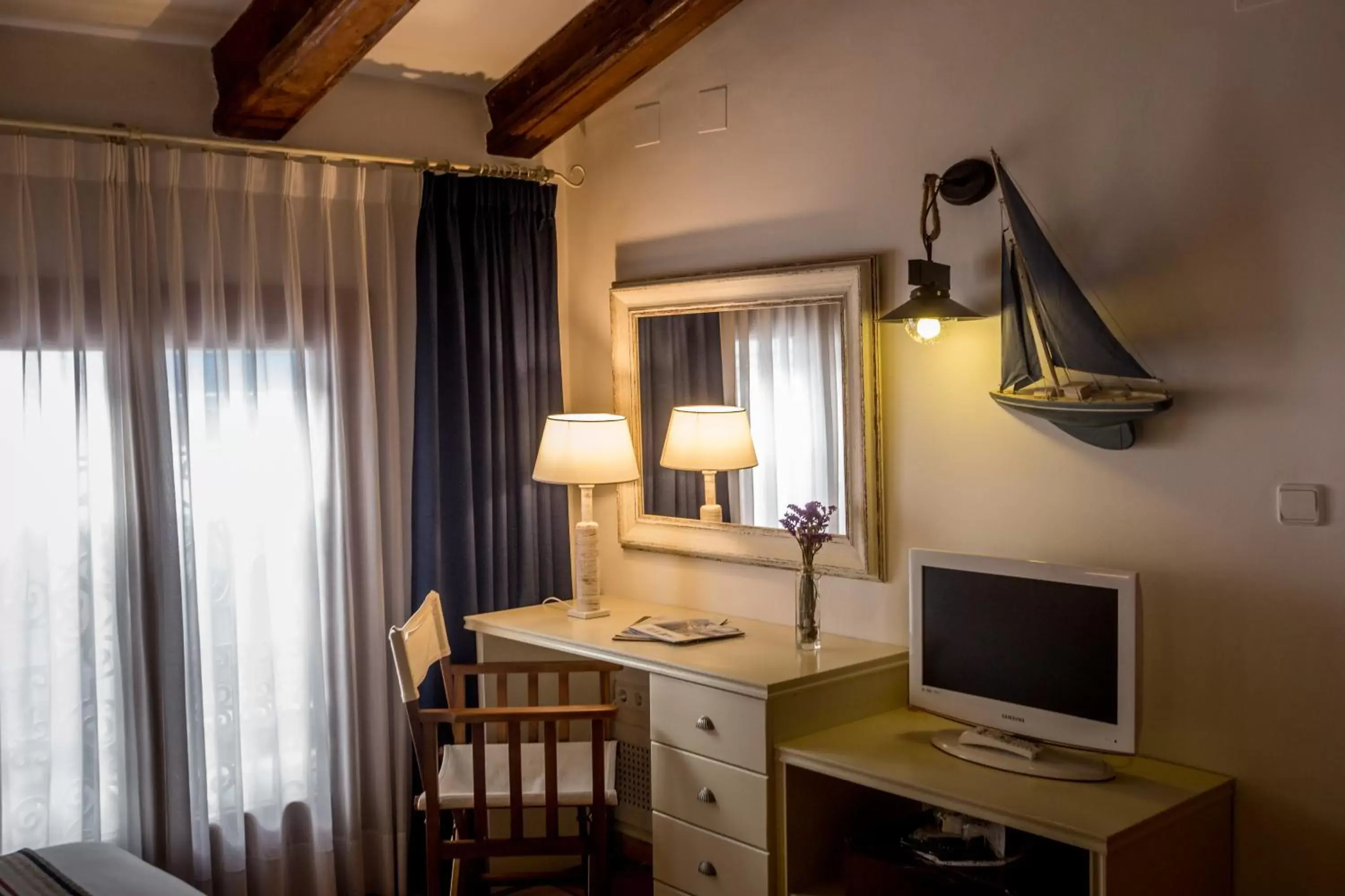 TV and multimedia, TV/Entertainment Center in Hotel Abaco Altea