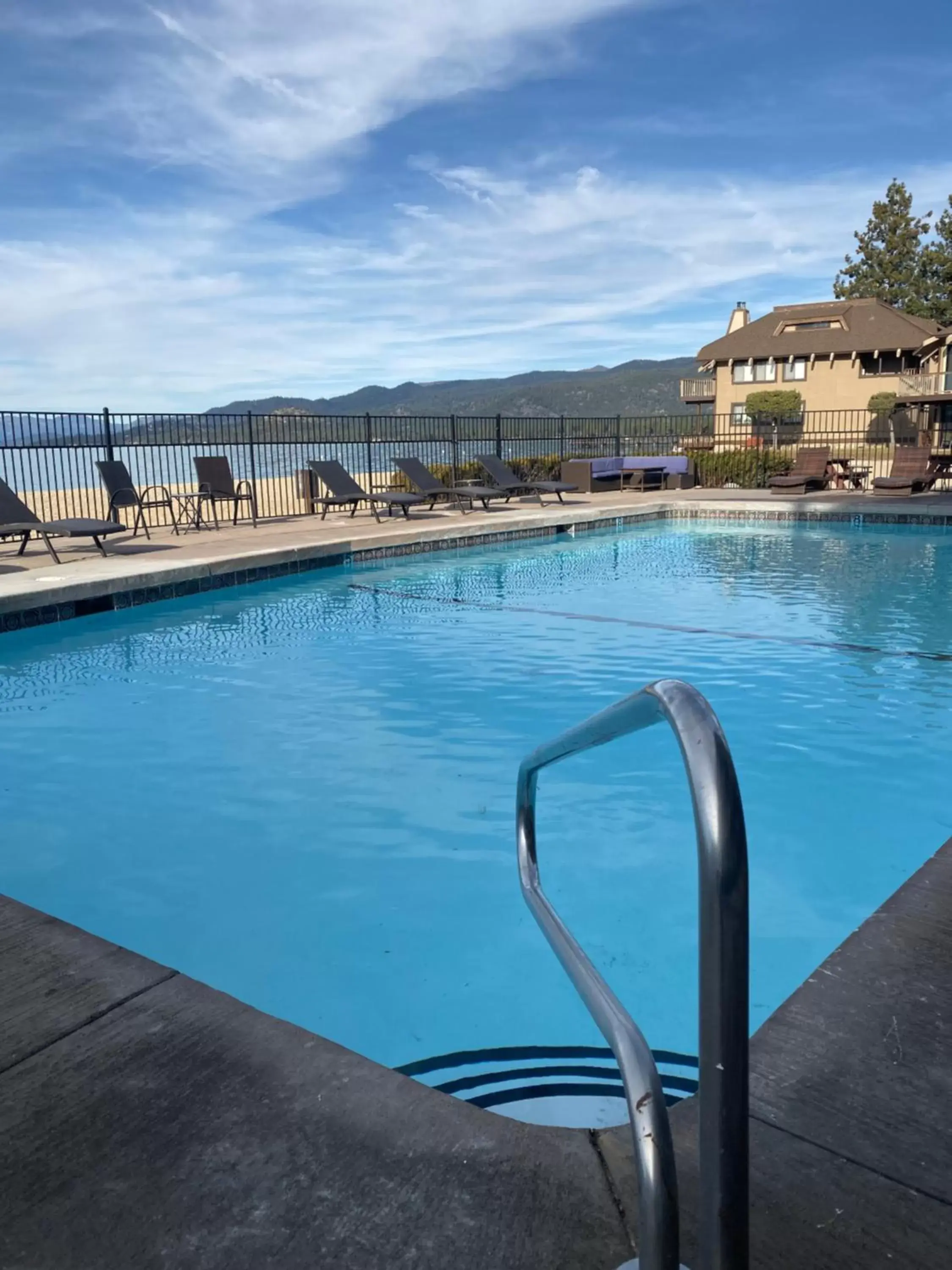 Lake view, Swimming Pool in Tahoe Lakeshore Lodge & Spa