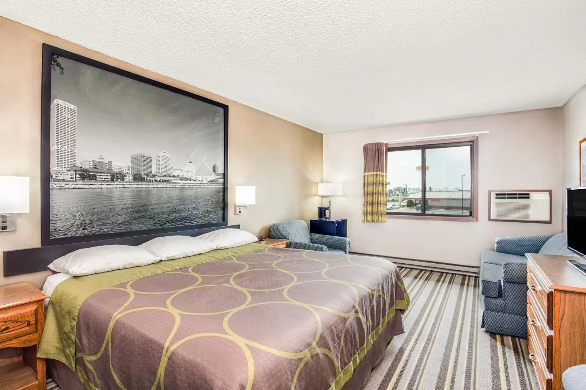 Photo of the whole room, Bed in Super 8 by Wyndham Green Bay Near Stadium Photo of the whole room, Bed in Super 8 by Wyndham Green Bay Near Stadium