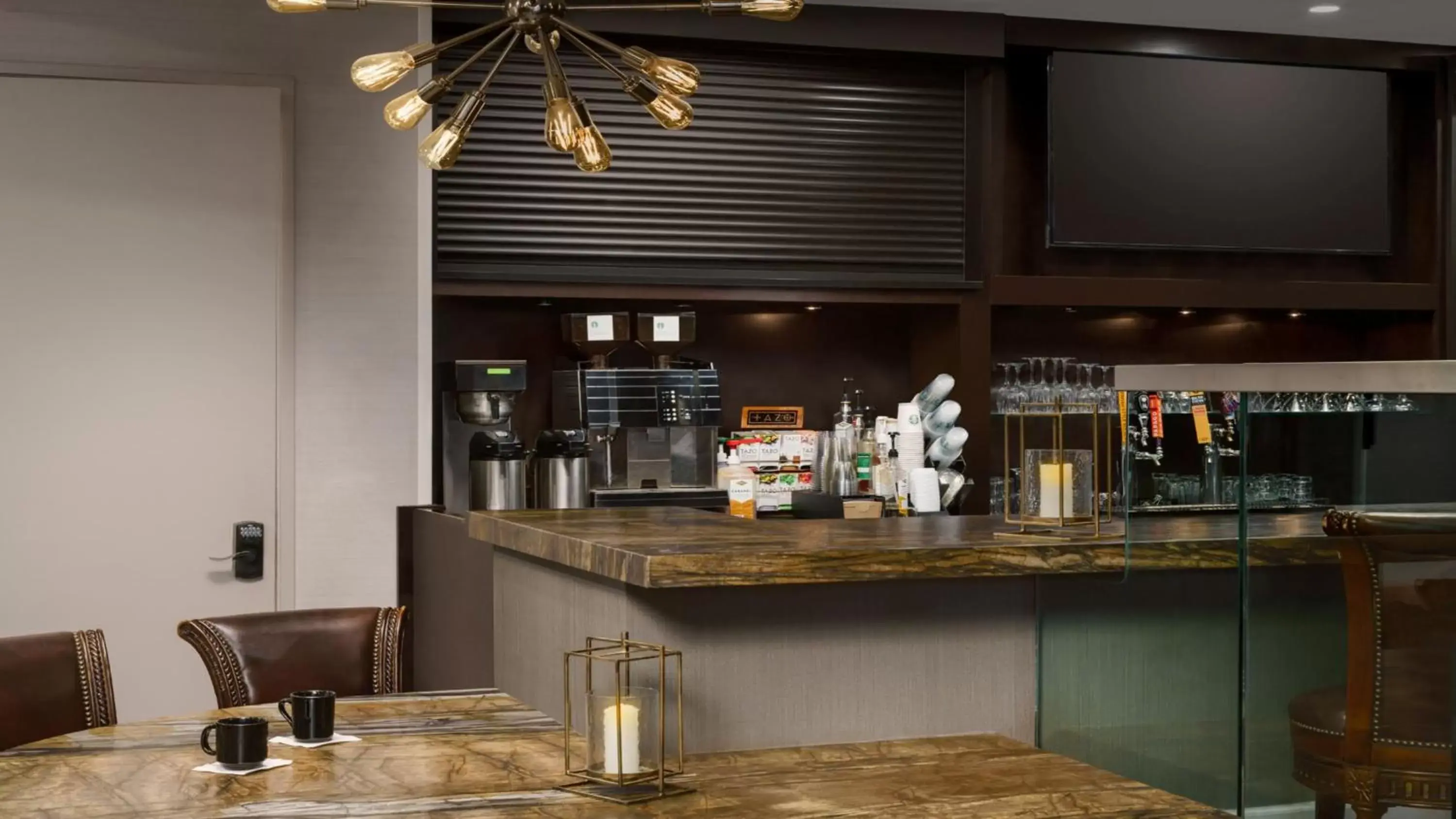 Lounge or bar, Restaurant/Places to Eat in Crowne Plaza Phoenix Airport - PHX, an IHG Hotel