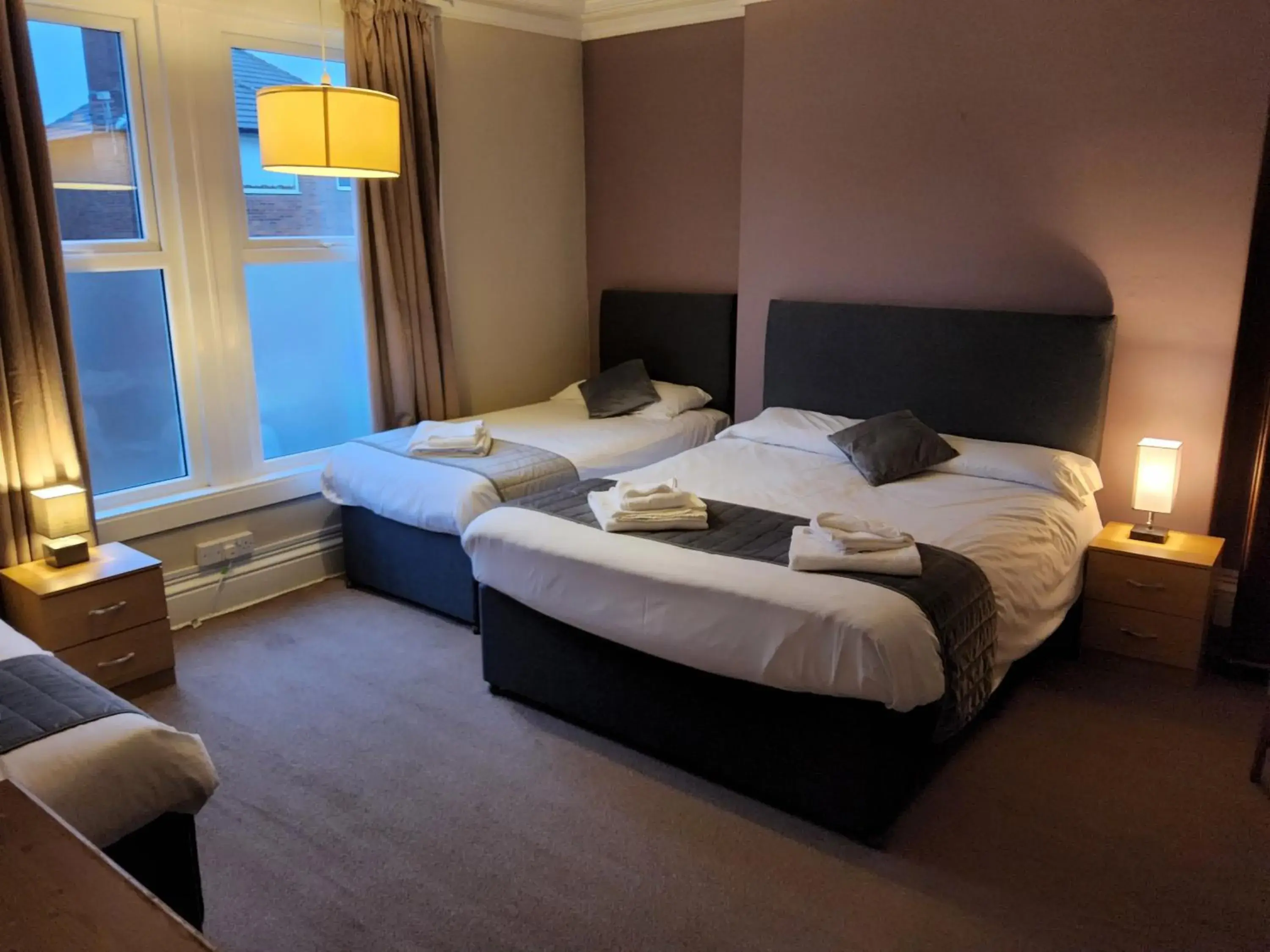 Photo of the whole room, Bed in The Avenue Hotel