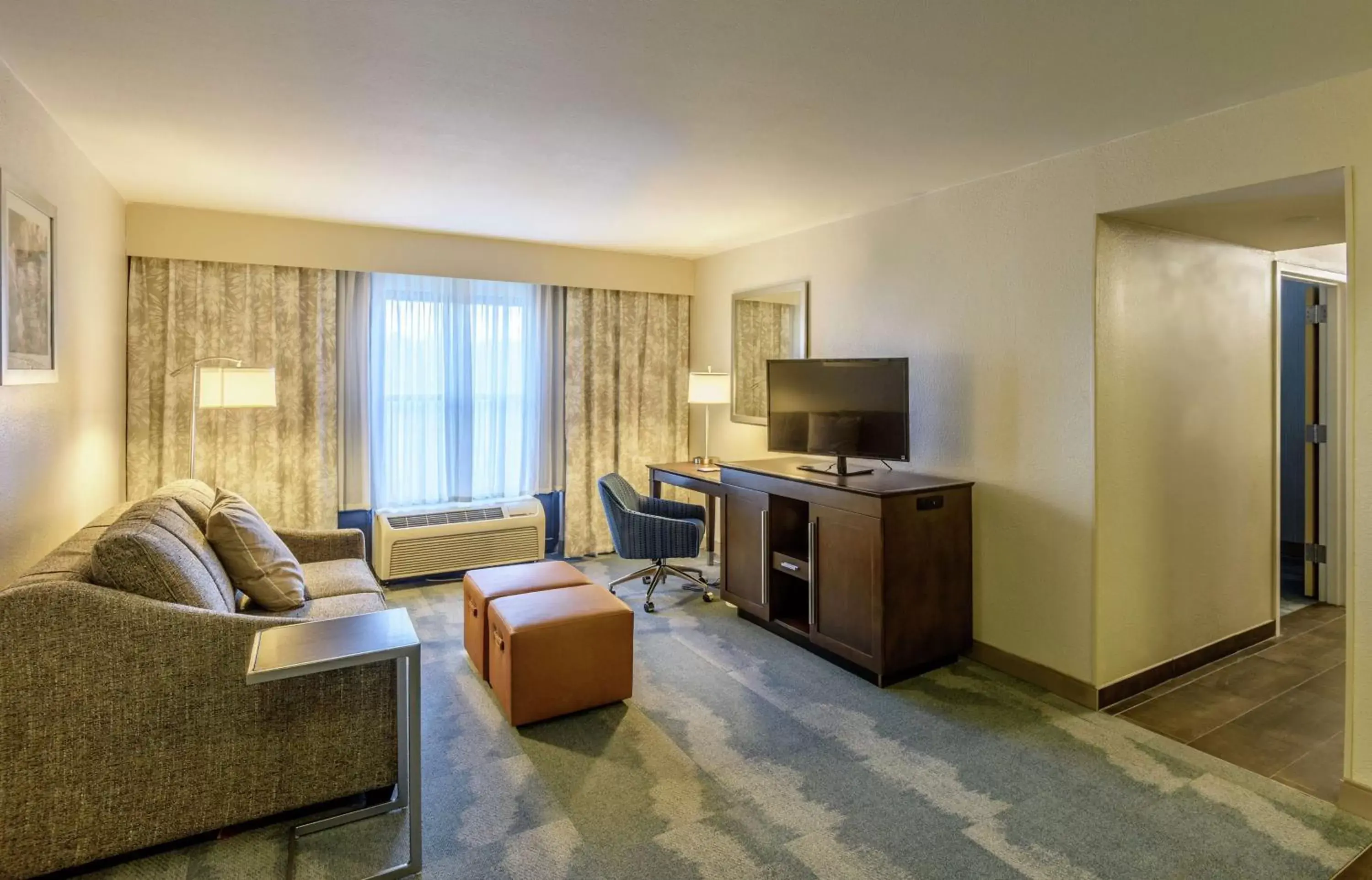 Living room, Seating Area in Hampton Inn & Suites Jackson Coliseum