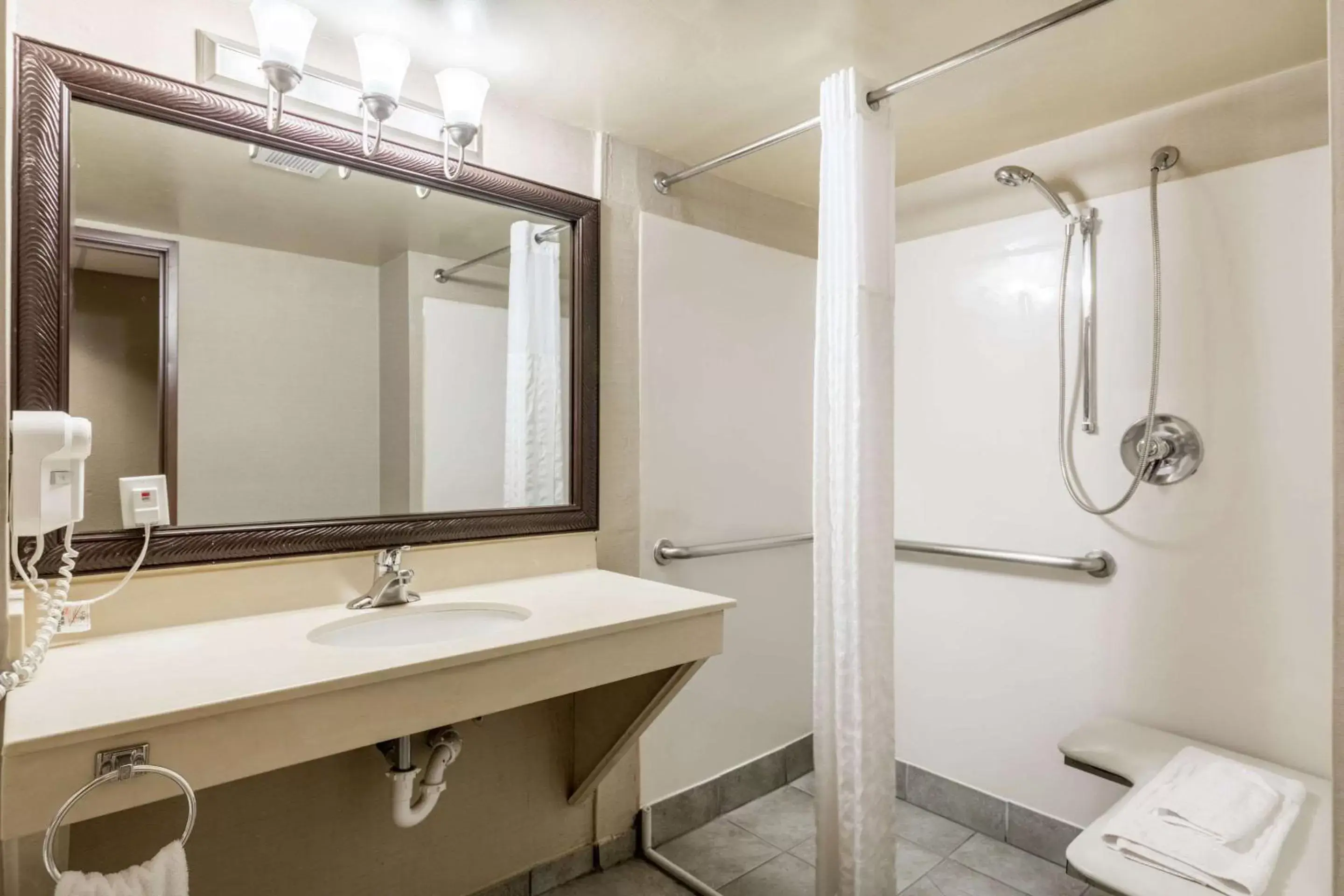 Bathroom in Comfort Suites Austin Airport