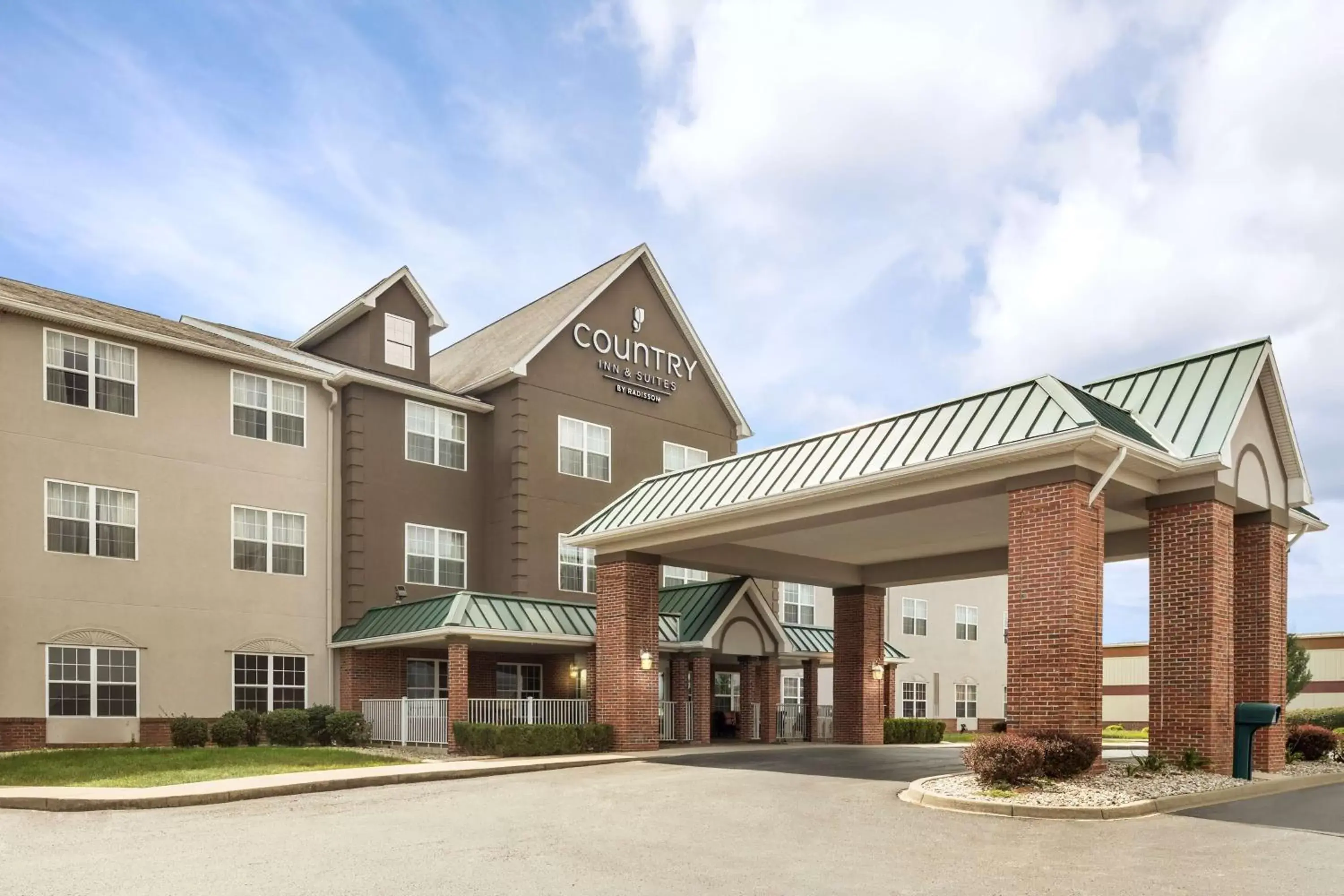 Property building in Country Inn & Suites by Radisson, Louisville South, KY