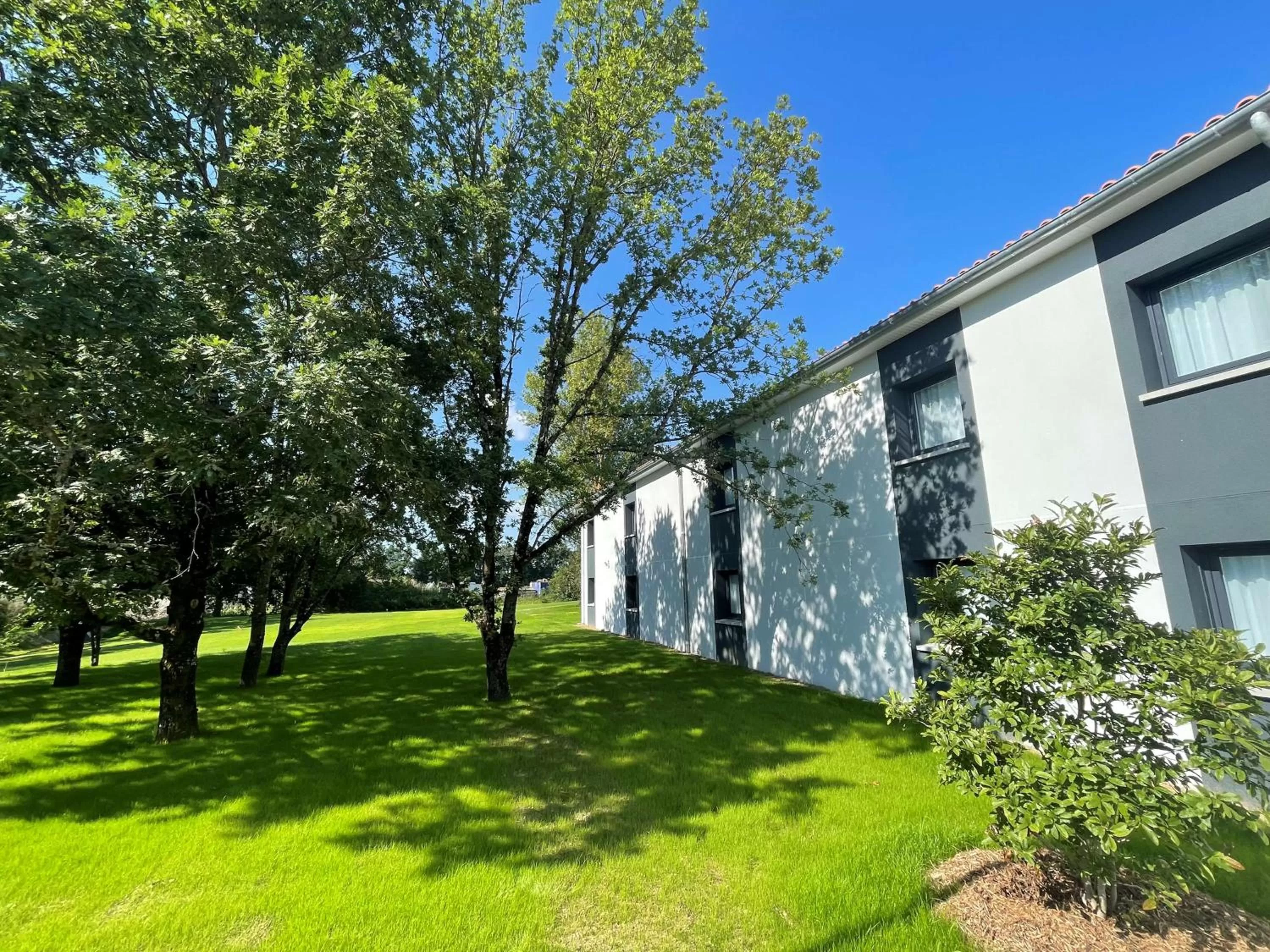 Property building in Sure Hotel by Best Western Les Portes de Montauban