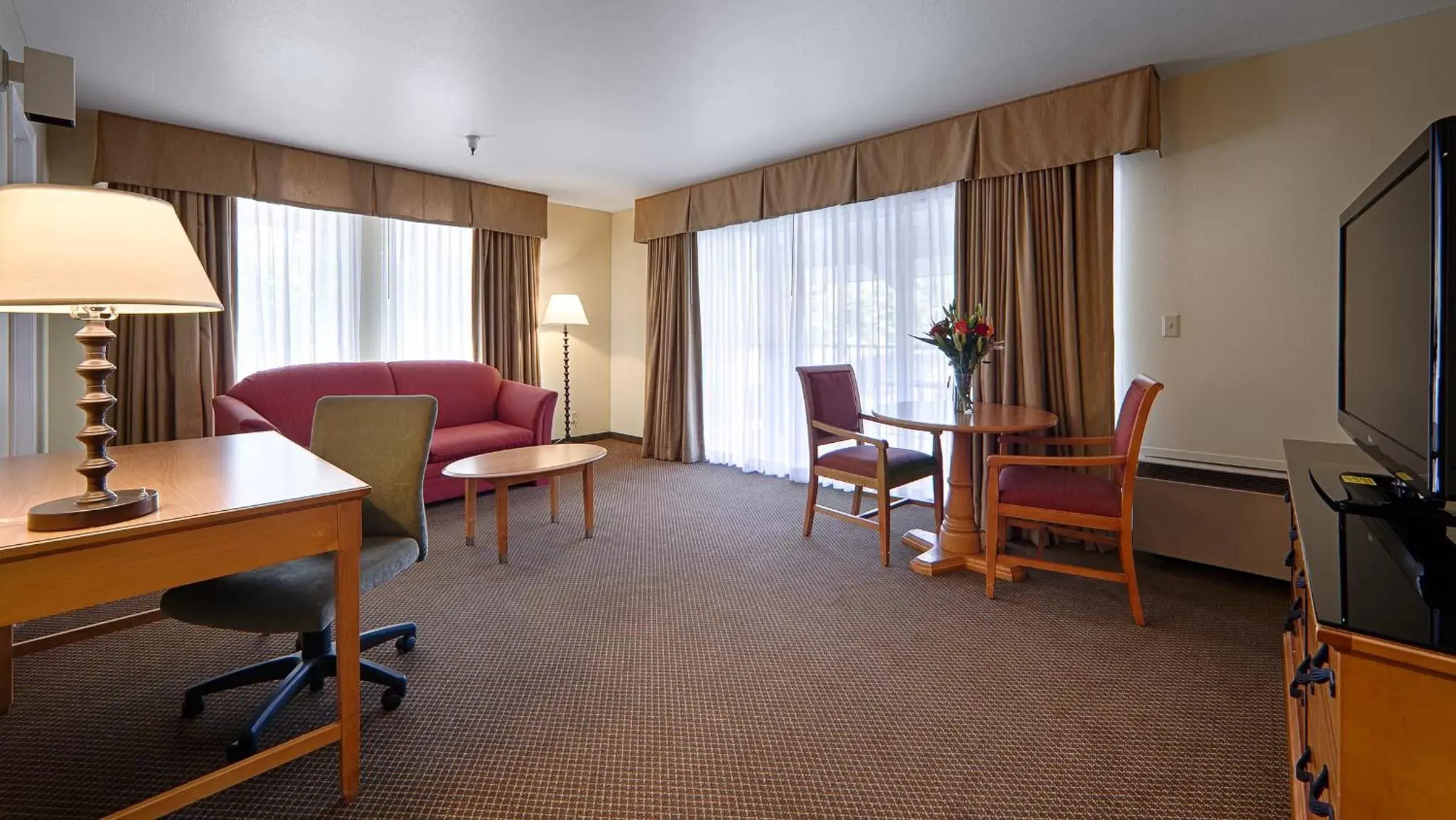 Bedroom, Seating Area in Best Western Plus Inn Scotts Valley