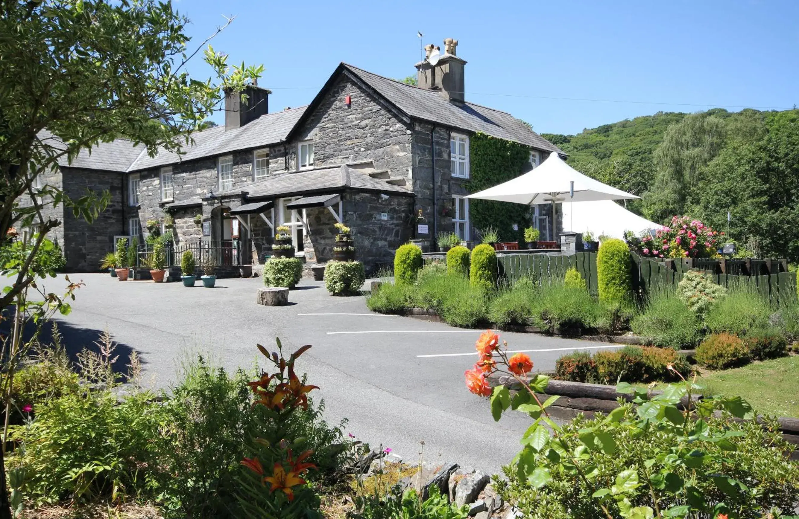 Facade/entrance, Property Building in Aberdunant Hall Country Hotel