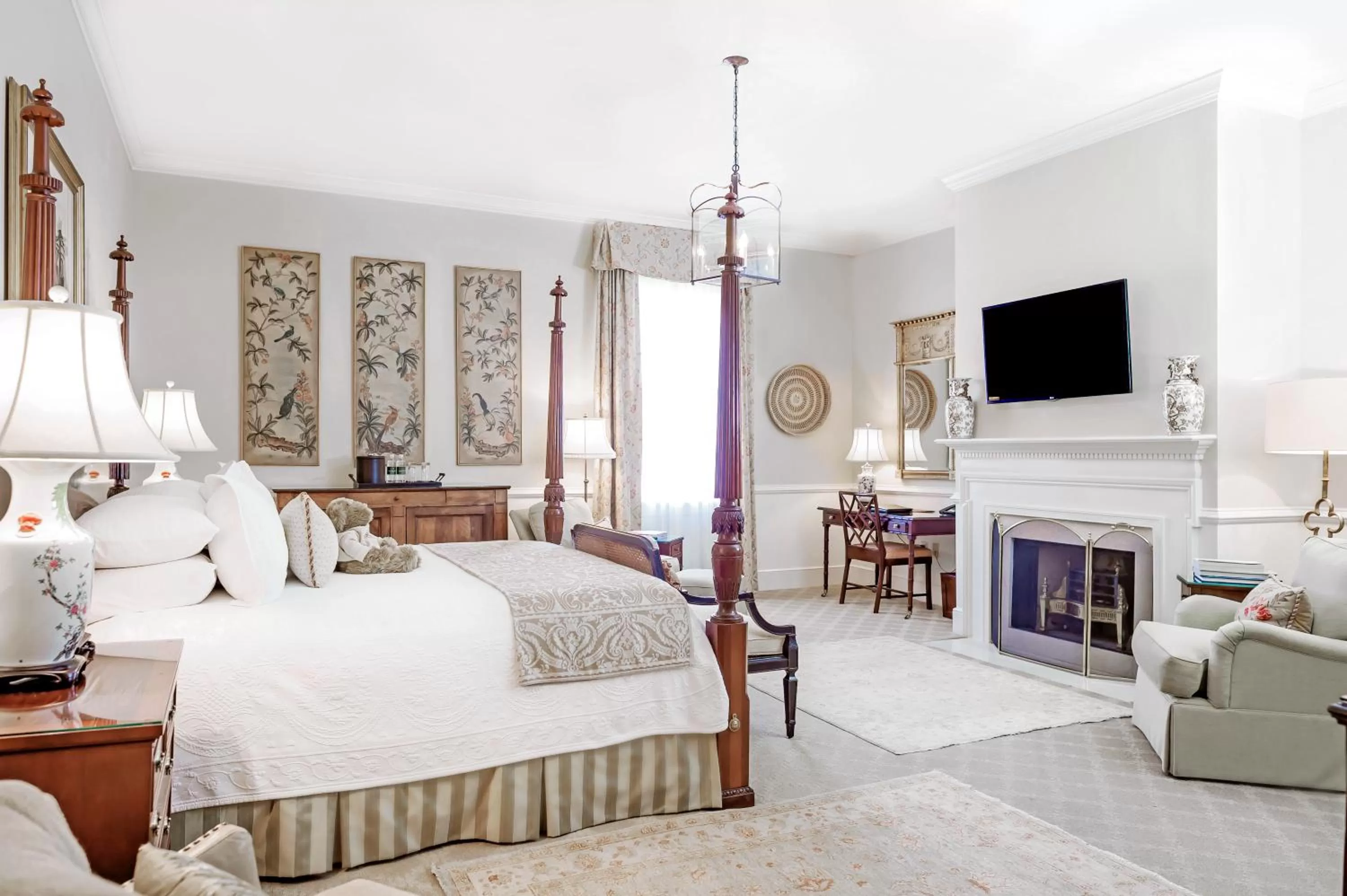 Bedroom, Bed in Planters Inn - Charleston