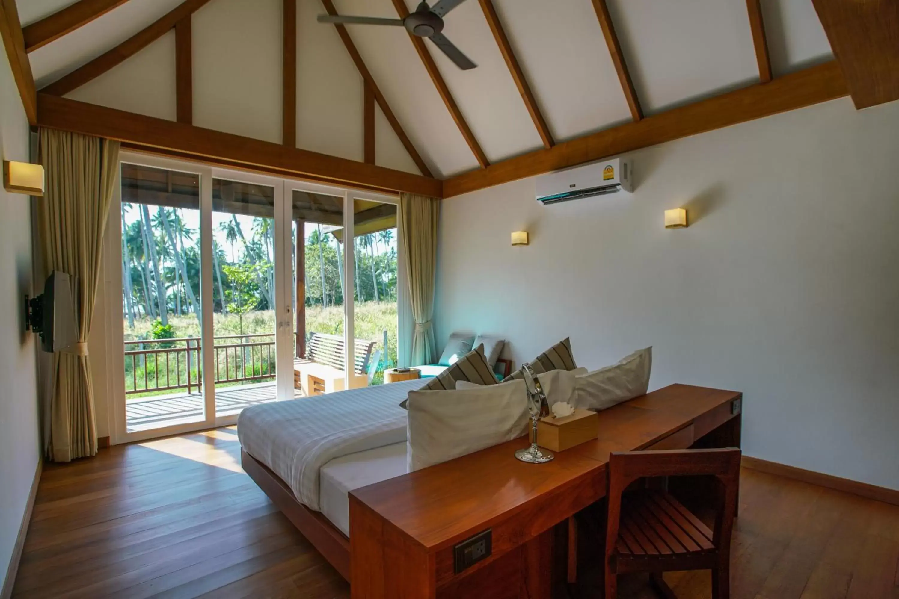 Garden view, Bed in Koh Kood Paradise Beach Garden view, Bed in Koh Kood Paradise Beach