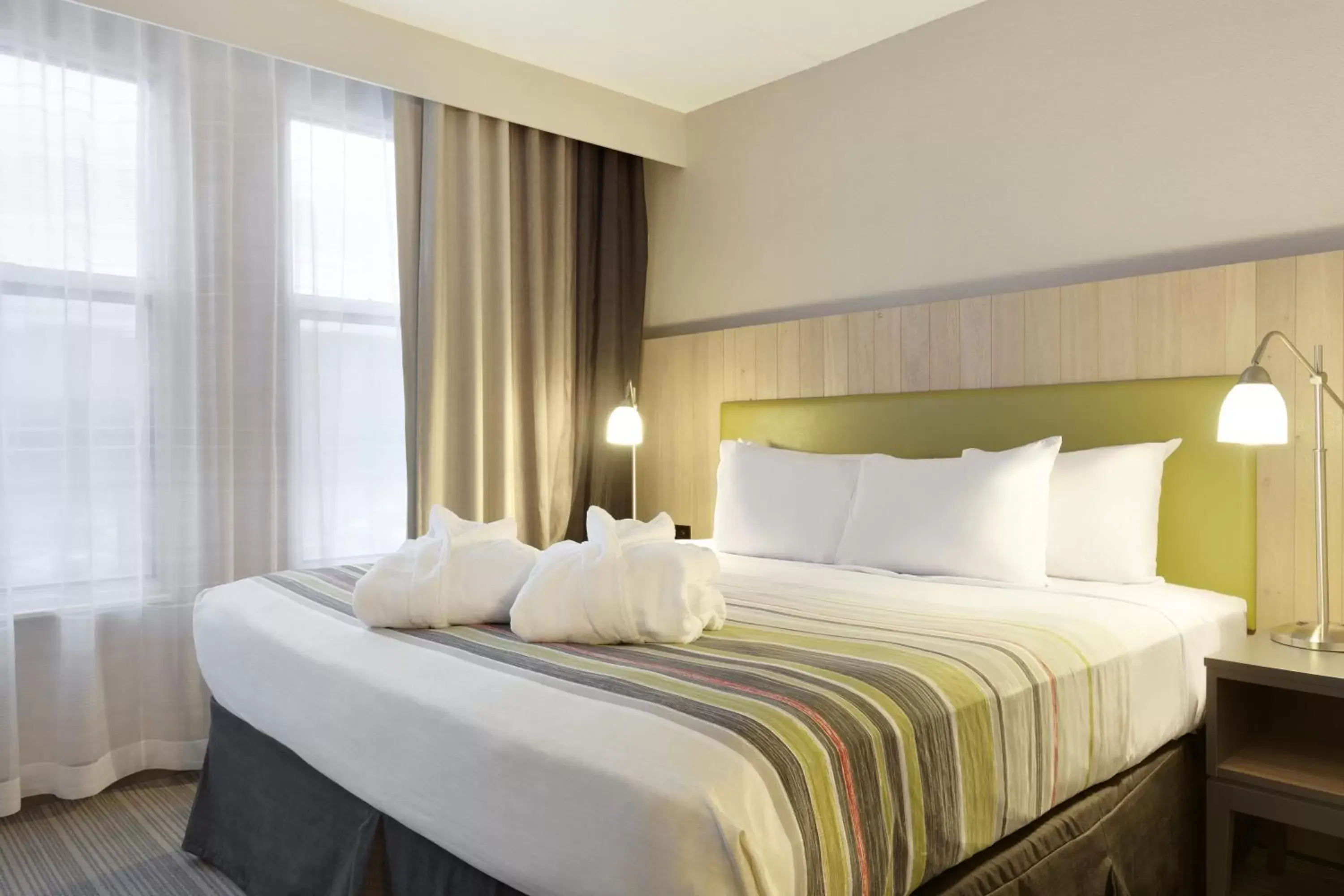 Bed in Country Inn & Suites by Radisson, Bloomington at Mall of America, MN