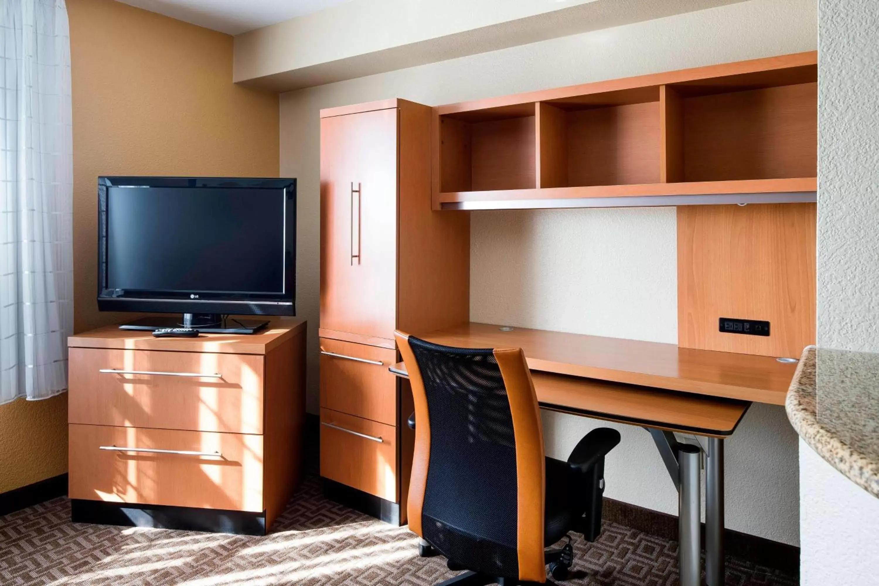 Bedroom, TV/Entertainment Center in TownePlace Suites Milpitas Silicon Valley