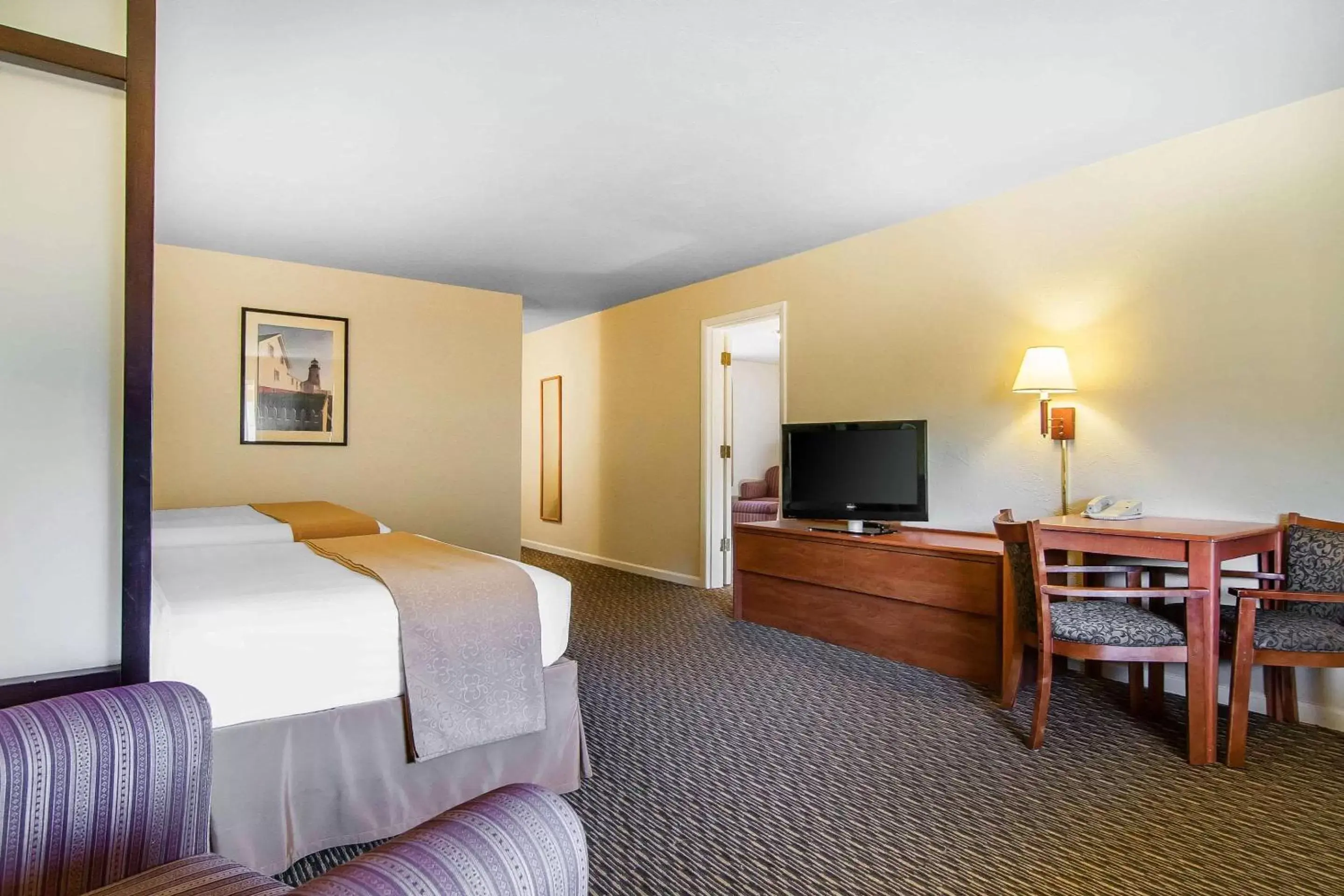 Bedroom, TV/Entertainment Center in Quality Inn & Suites at Coos Bay