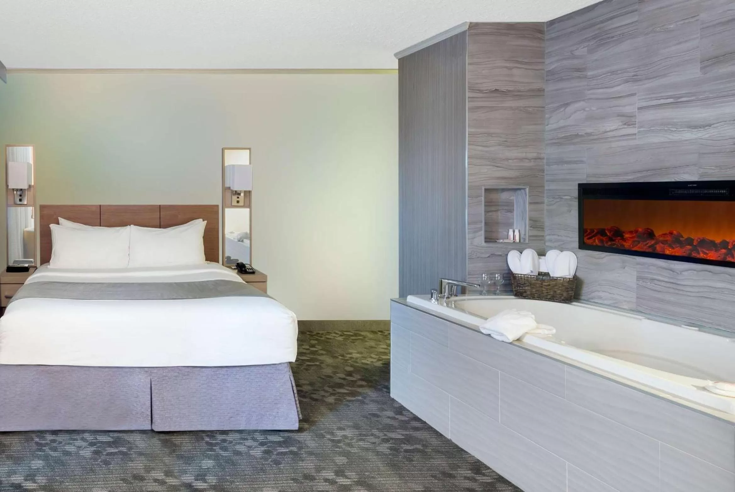 Photo of the whole room, Bed in Wyndham Garden at Niagara Falls