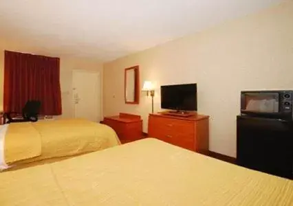 Photo of the whole room, Bed in Greenville Inn & Suites
