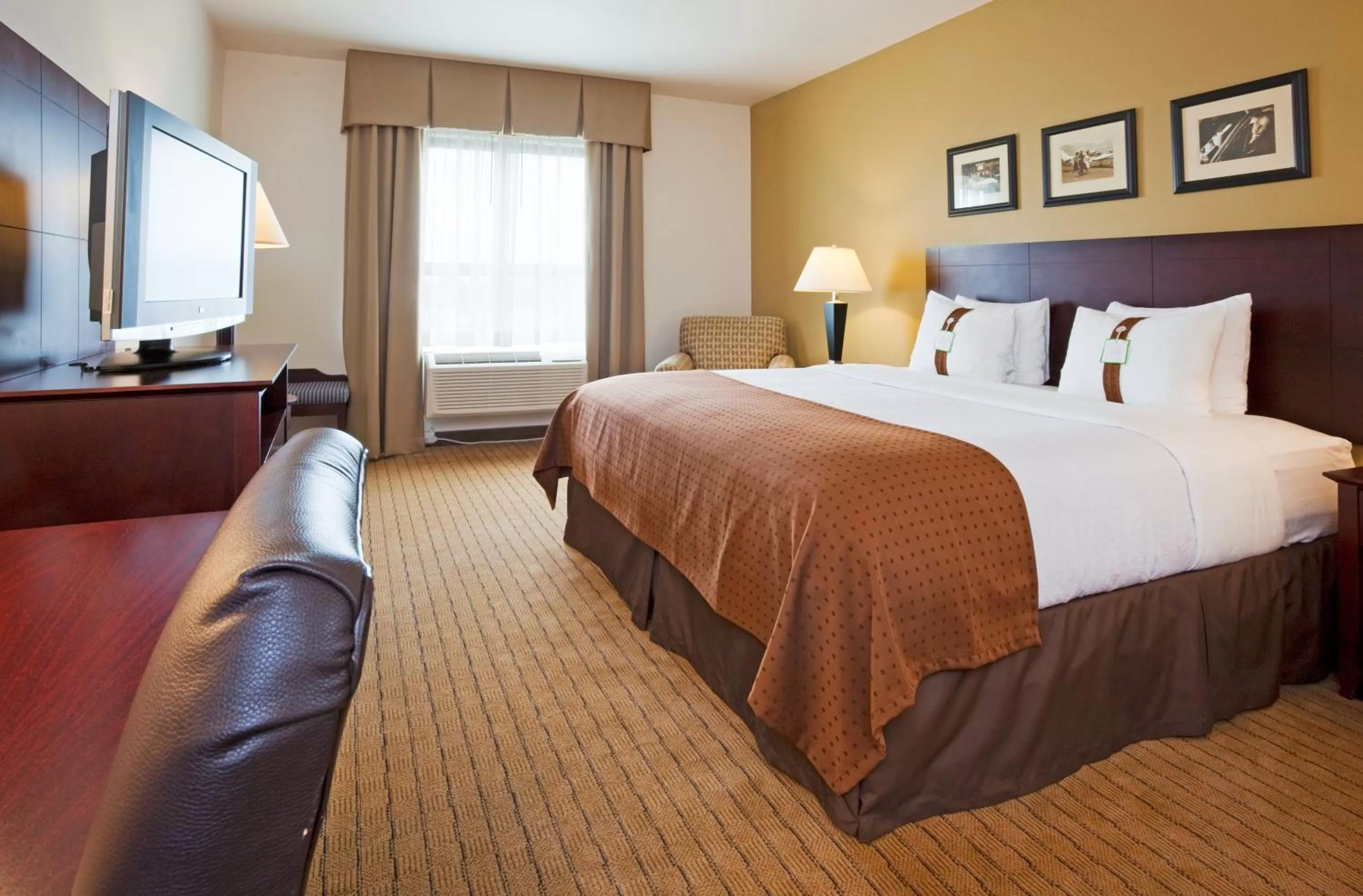 Photo of the whole room, Bed in Holiday Inn Madison at The American Center by IHG