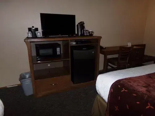 Bedroom, TV/Entertainment Center in Cowlitz River Lodge