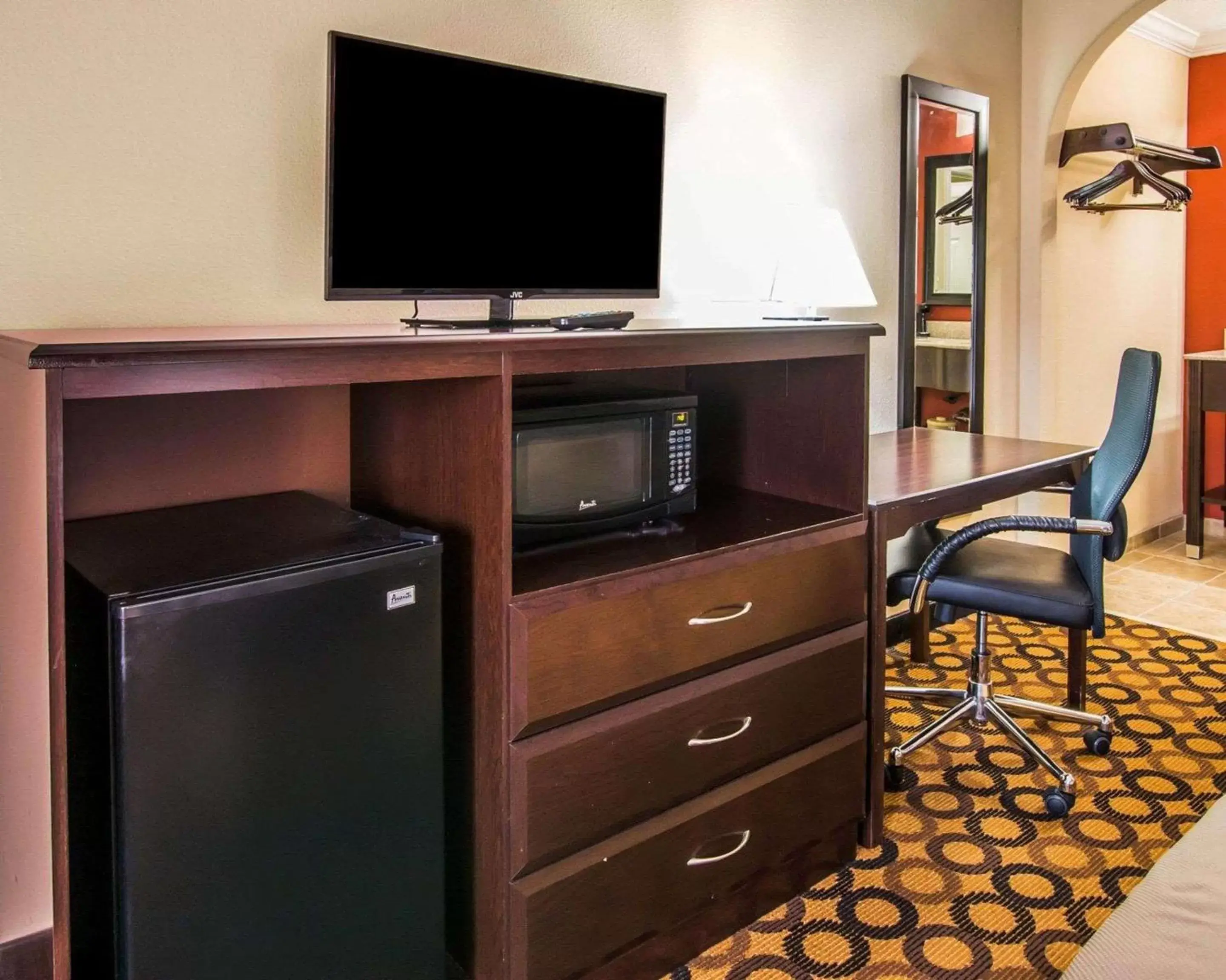 Photo of the whole room, TV/Entertainment Center in Econo Lodge Richmond Hill