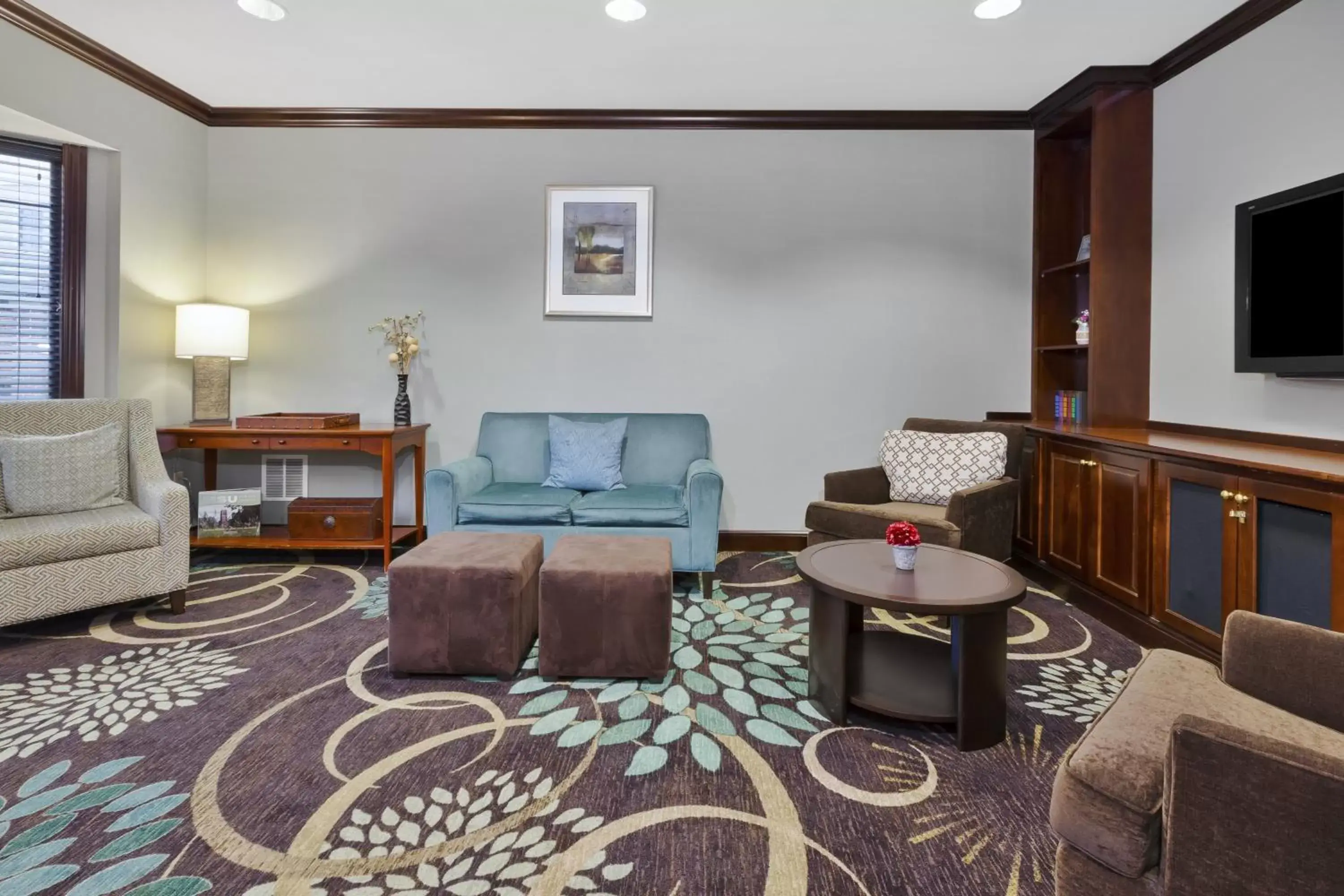 Lobby or reception, Seating Area in Staybridge Suites Lansing-Okemos, an IHG Hotel