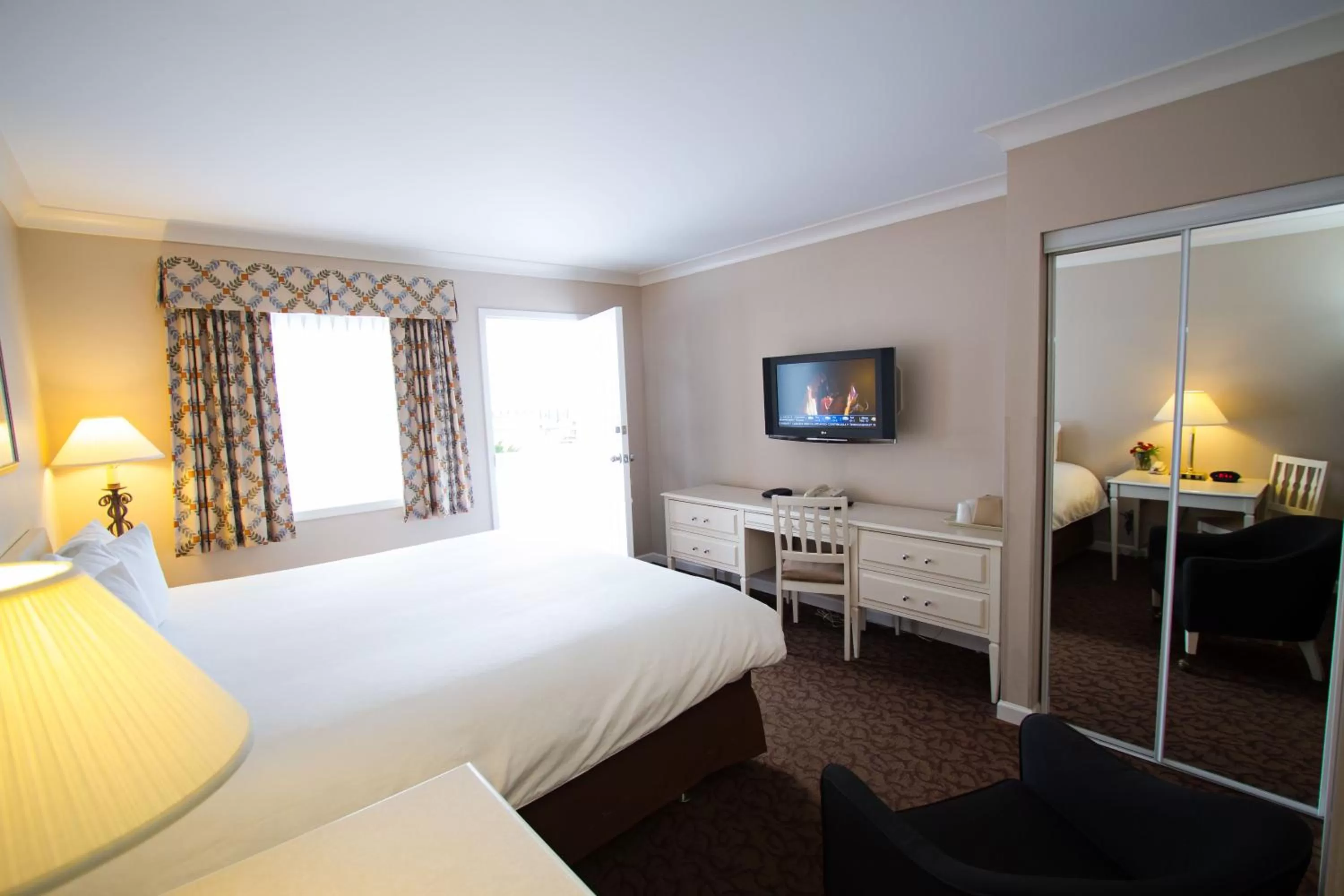 Standard Queen Room in Glenwood Inn & Suites