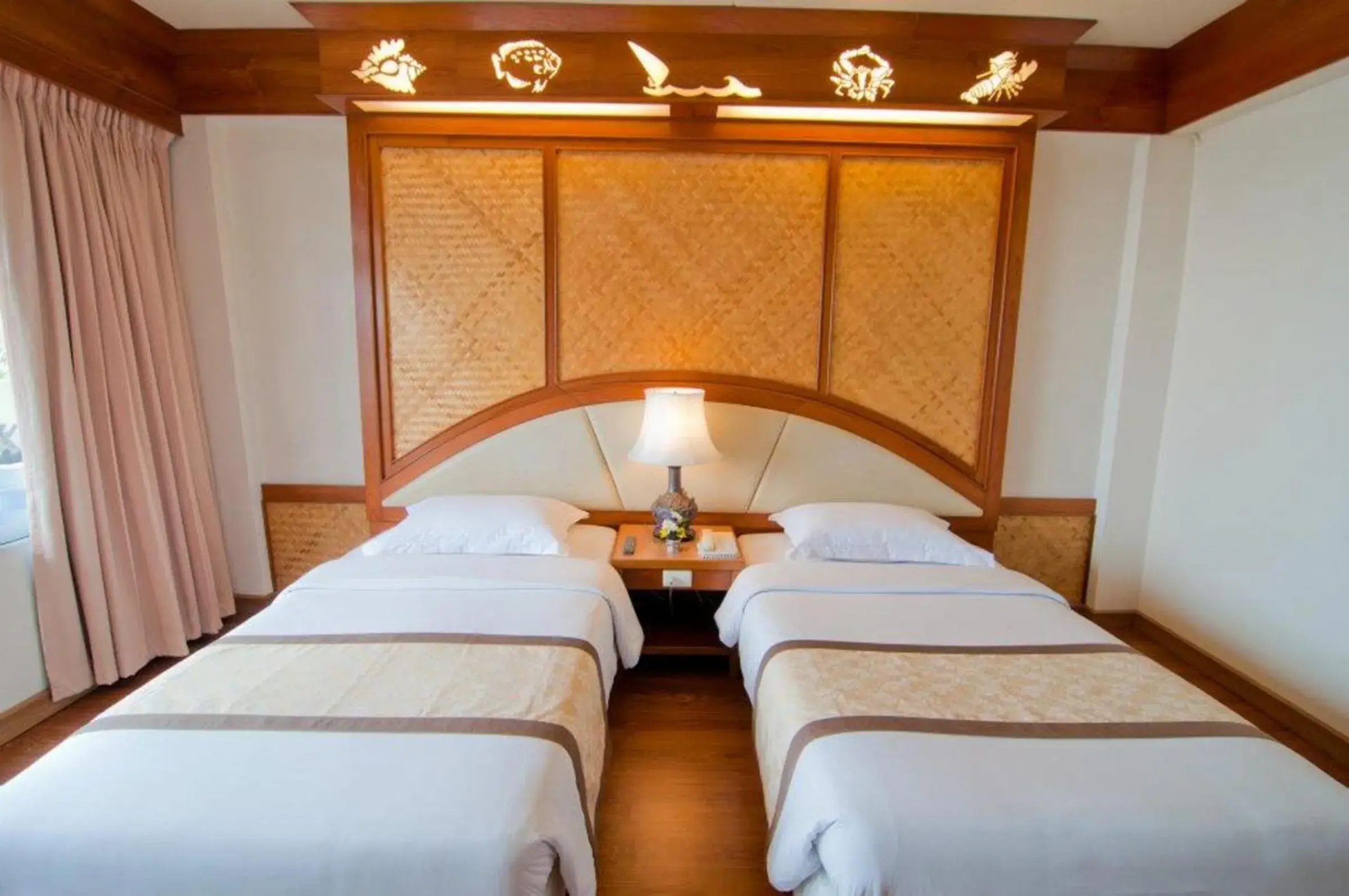 Bedroom, Bed in Golden Beach Hotel Pattaya