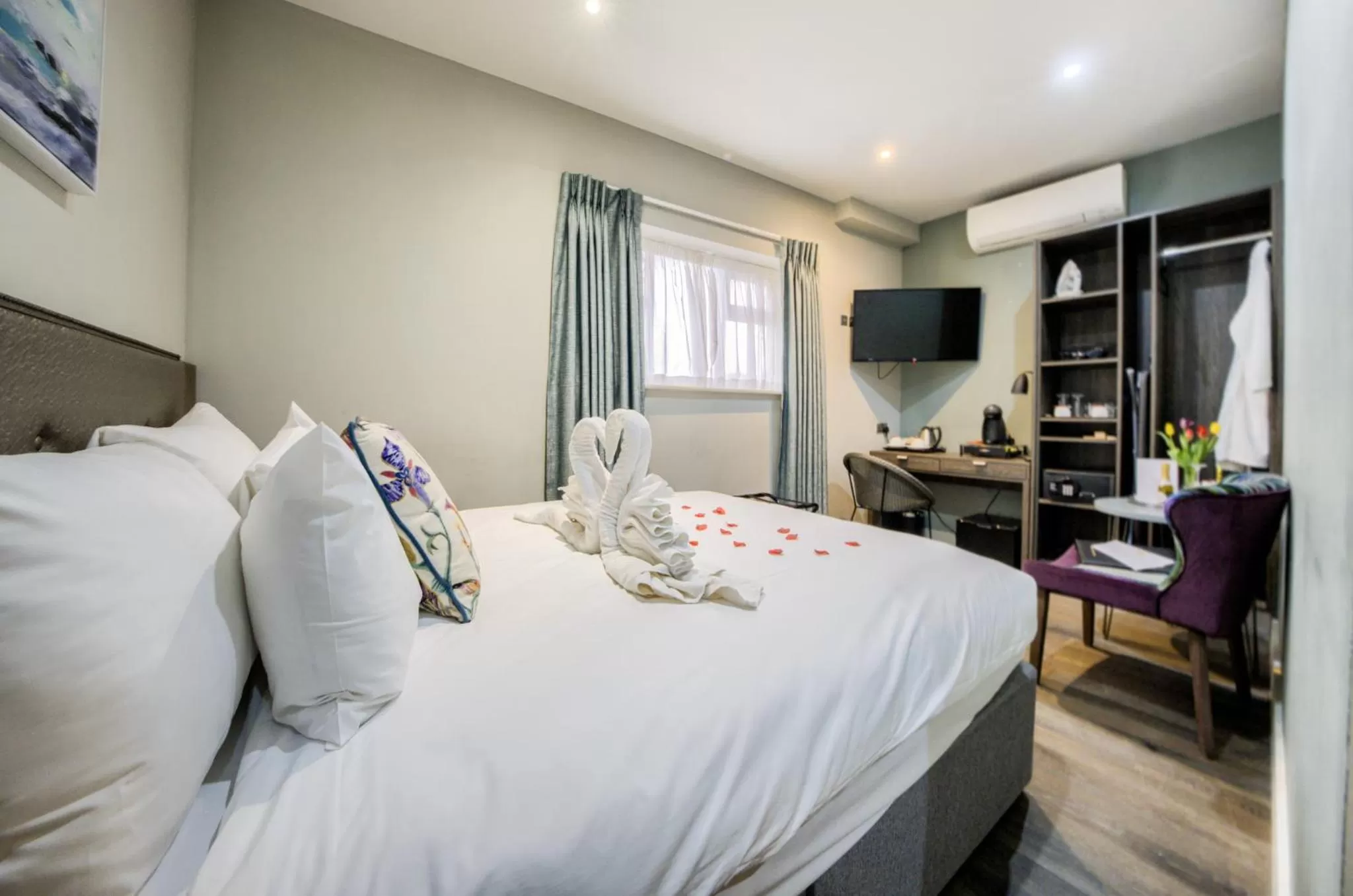 Photo of the whole room, Bed in Villare Leicester City Centre hotel