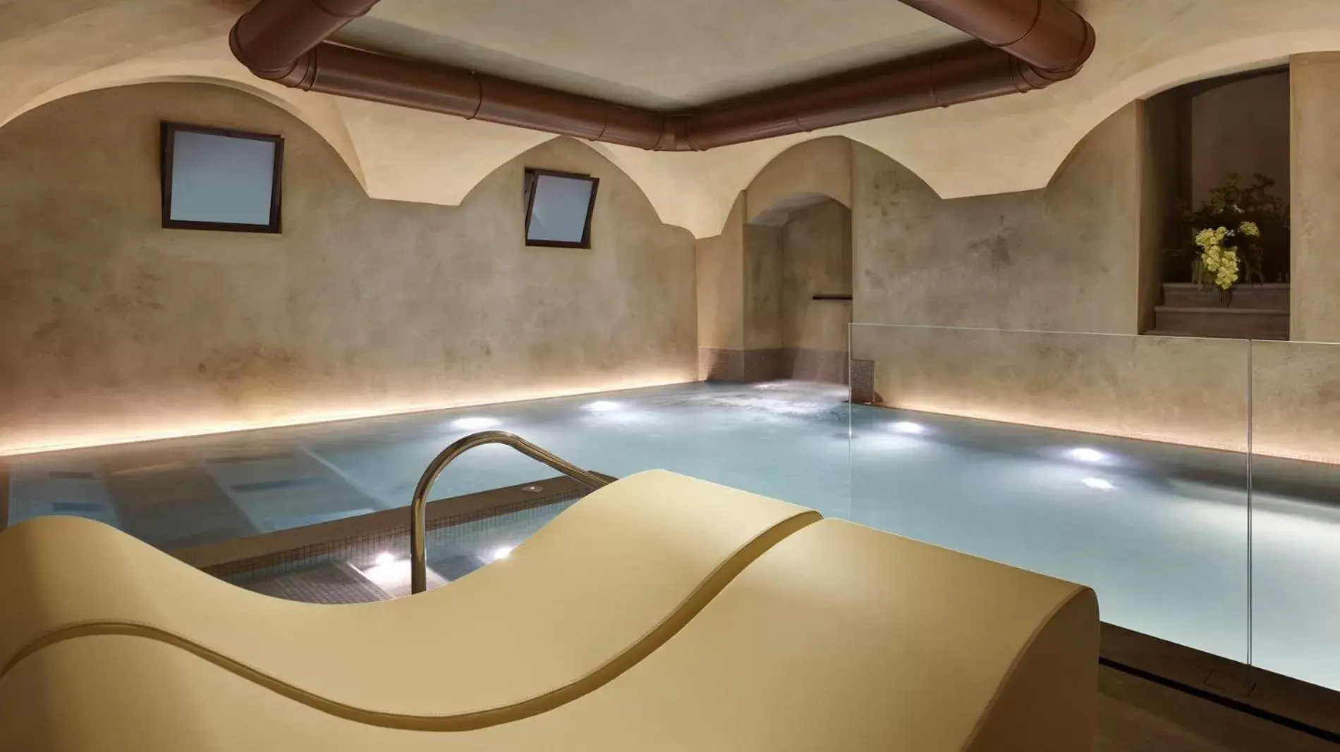Swimming Pool in Palazzo Portinari Salviati Residenza D'Epoca