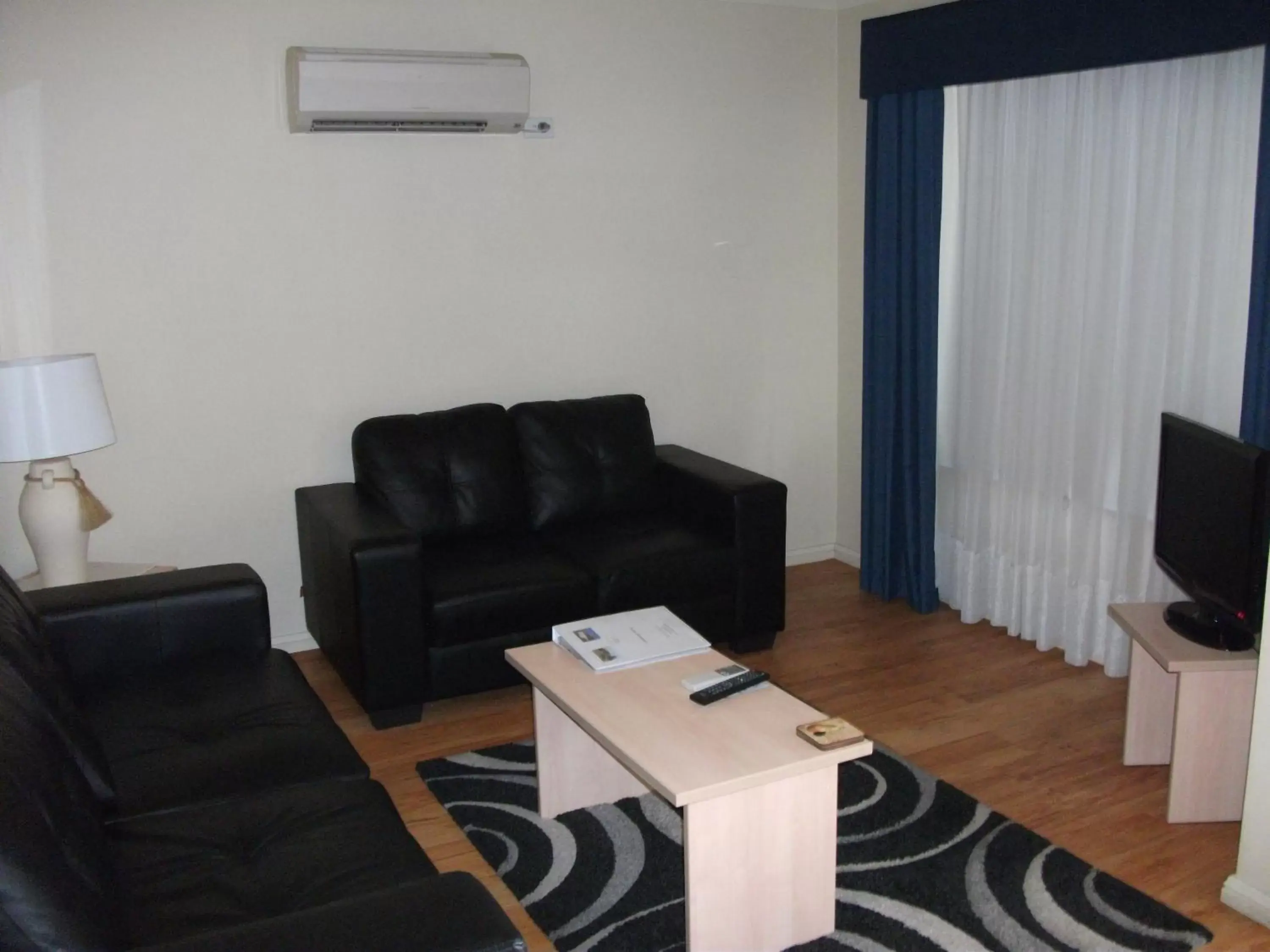 Living room, Seating Area in Baybrook Motor Inn