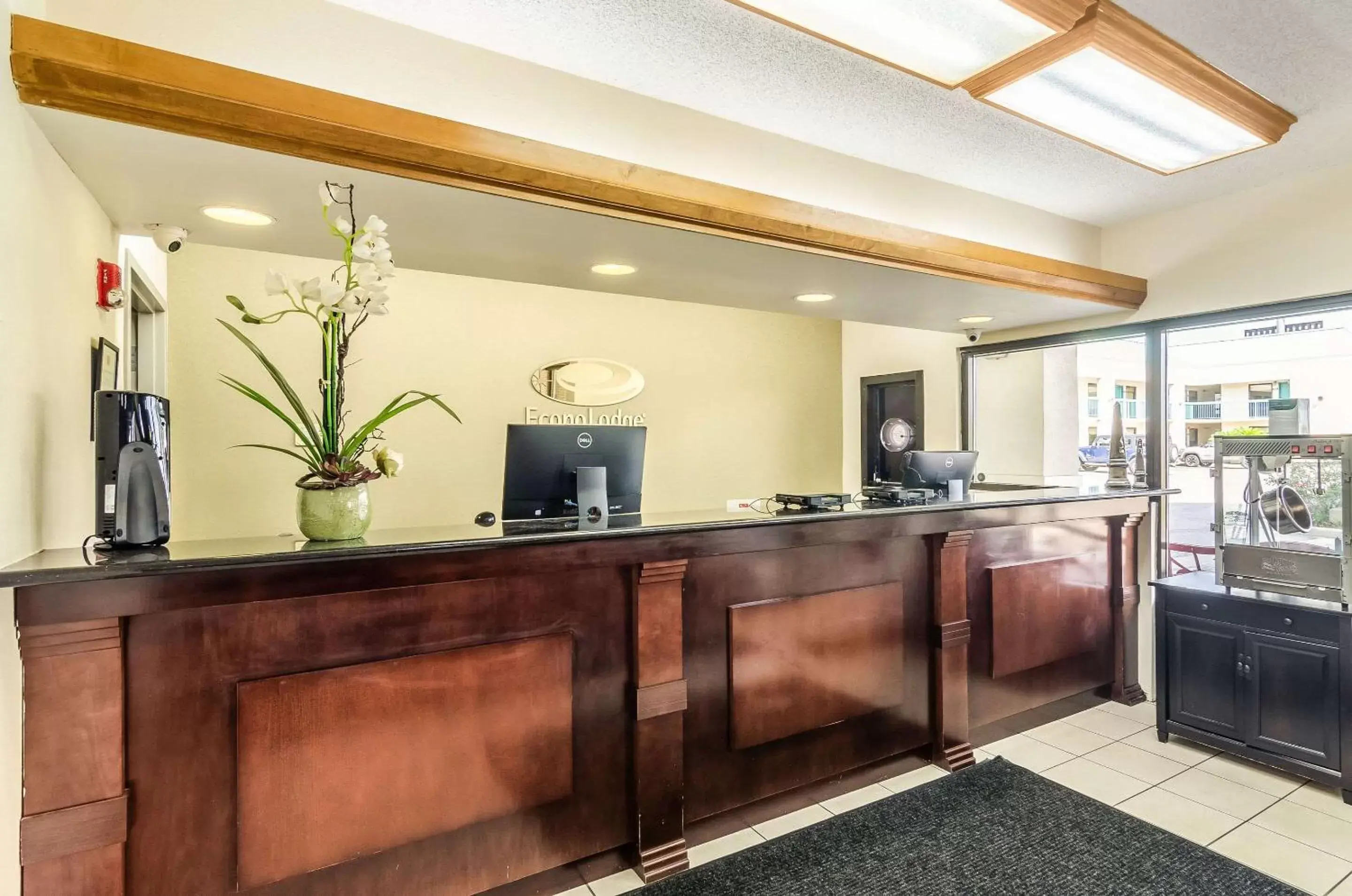 On-site shops, Lobby/Reception in Econo Lodge Moss Point - Pascagoula