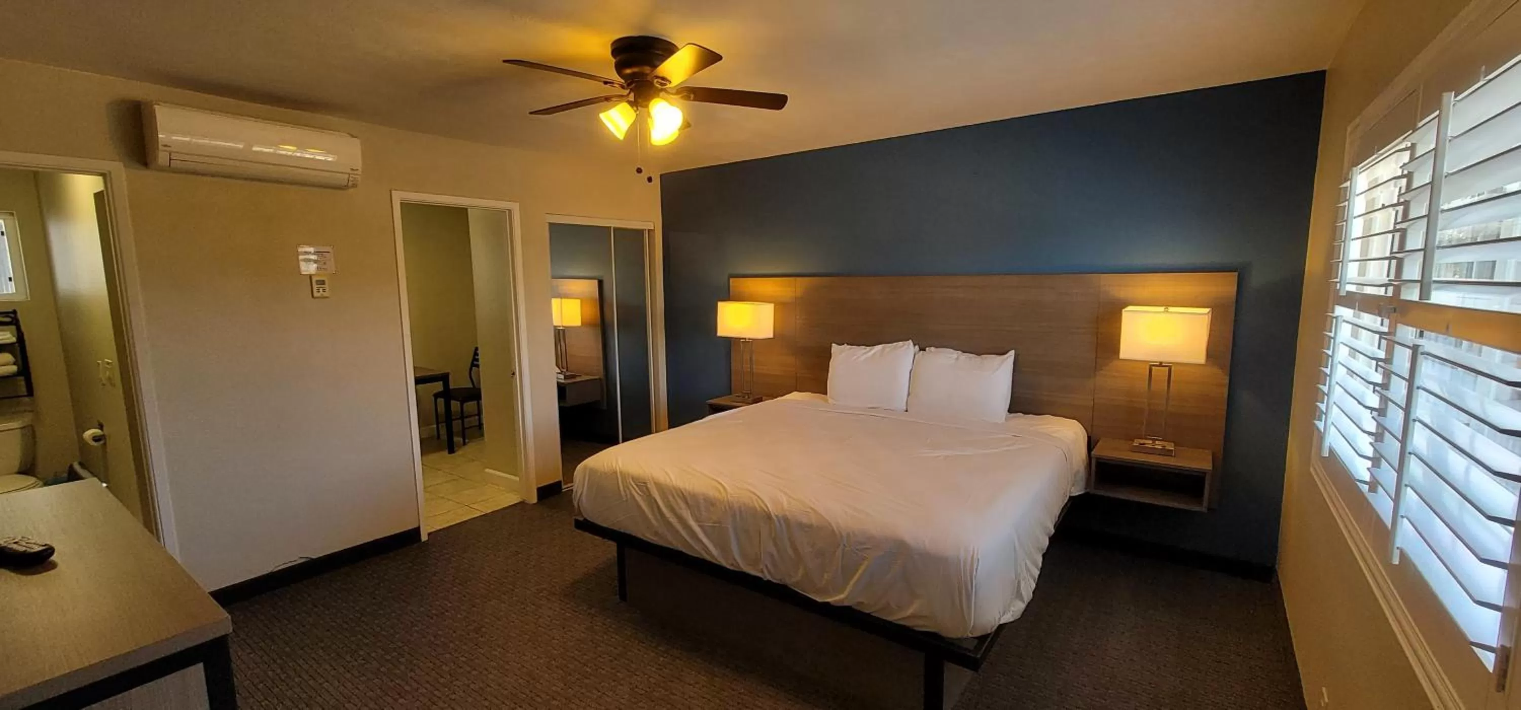 Bed in Beachwalker Inn & Suites