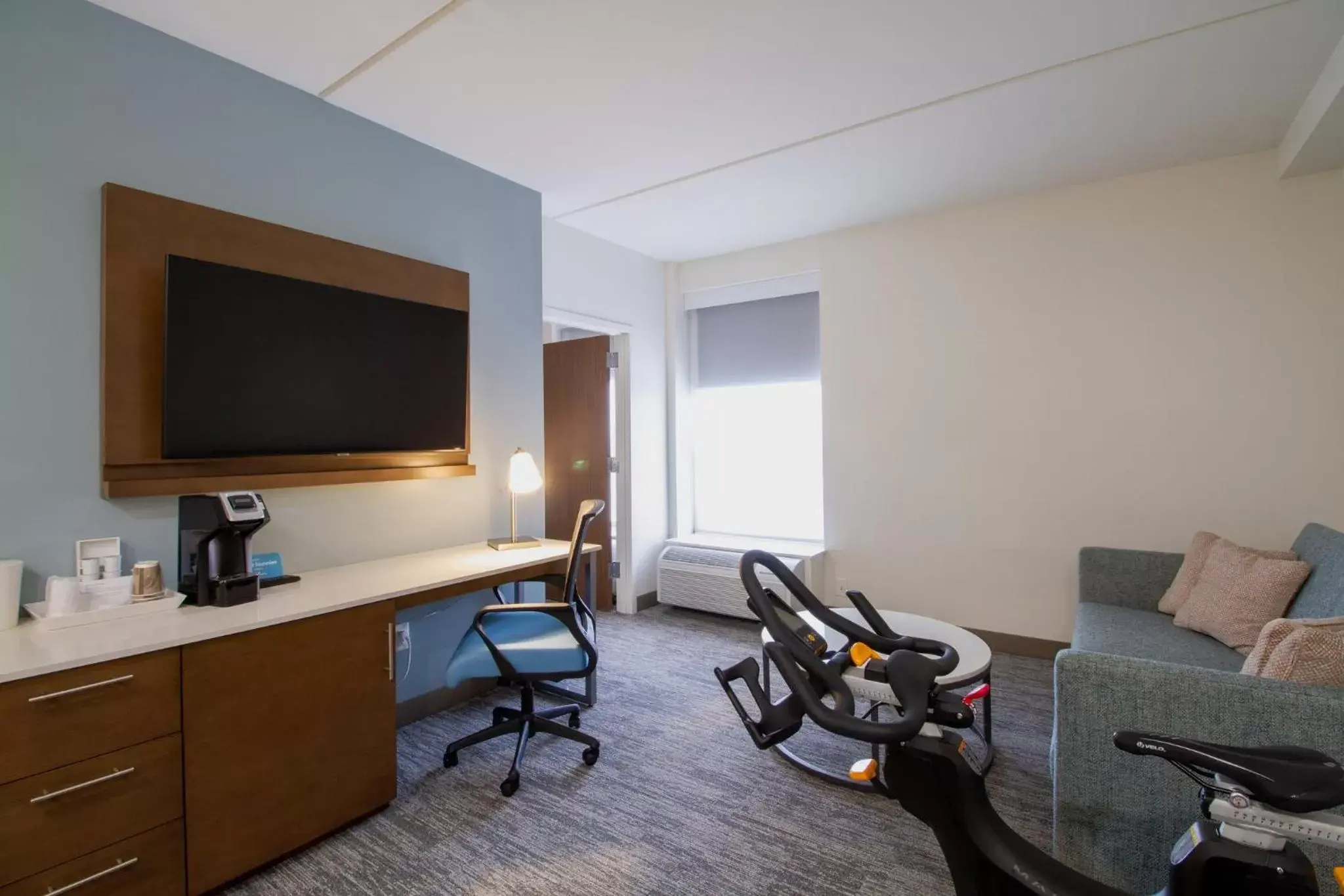 Photo of the whole room, TV/Entertainment Center in EVEN Hotel Manchester Airport, an IHG Hotel