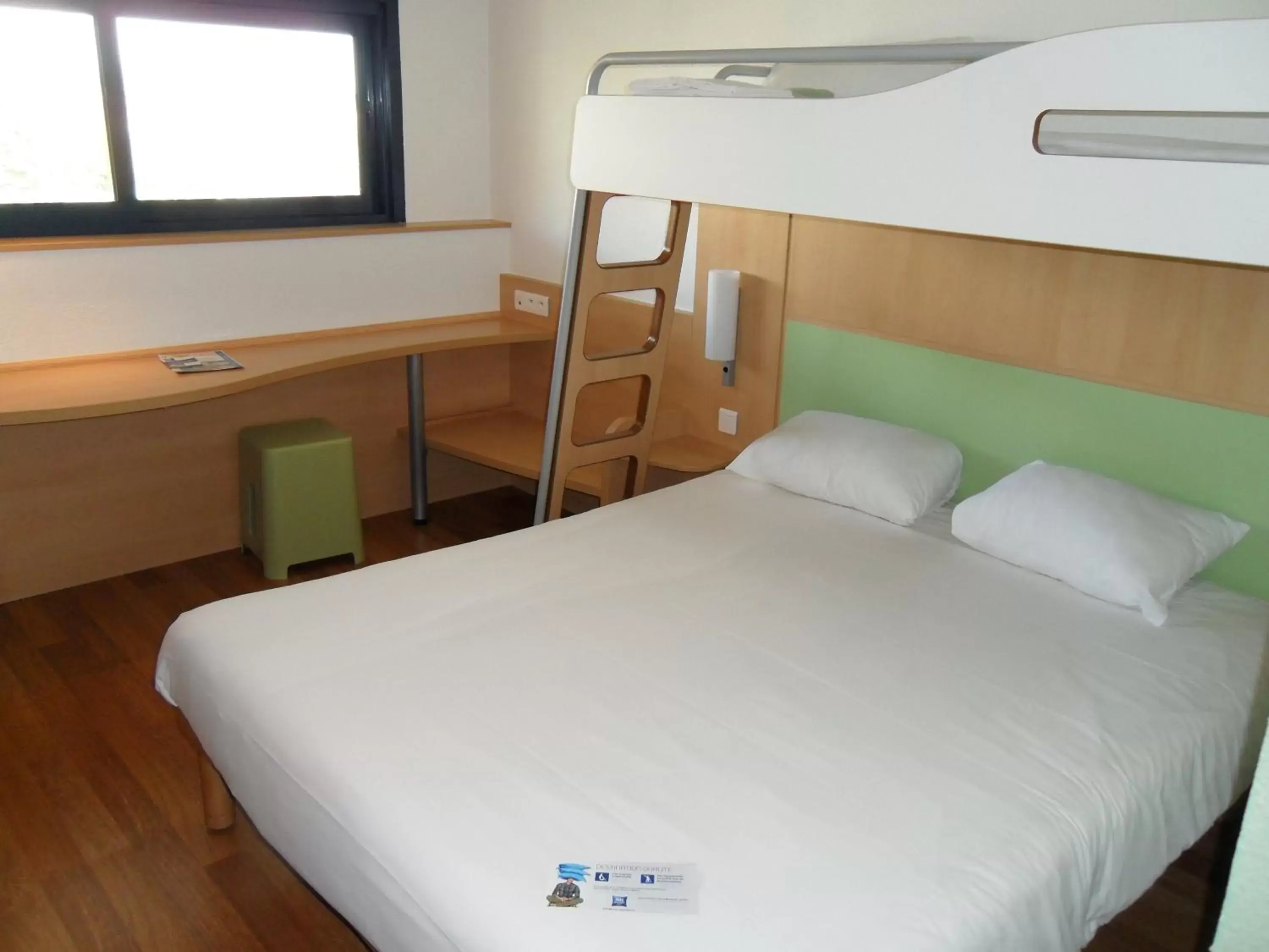 Photo of the whole room, Bed in ibis budget Site du Futuroscope