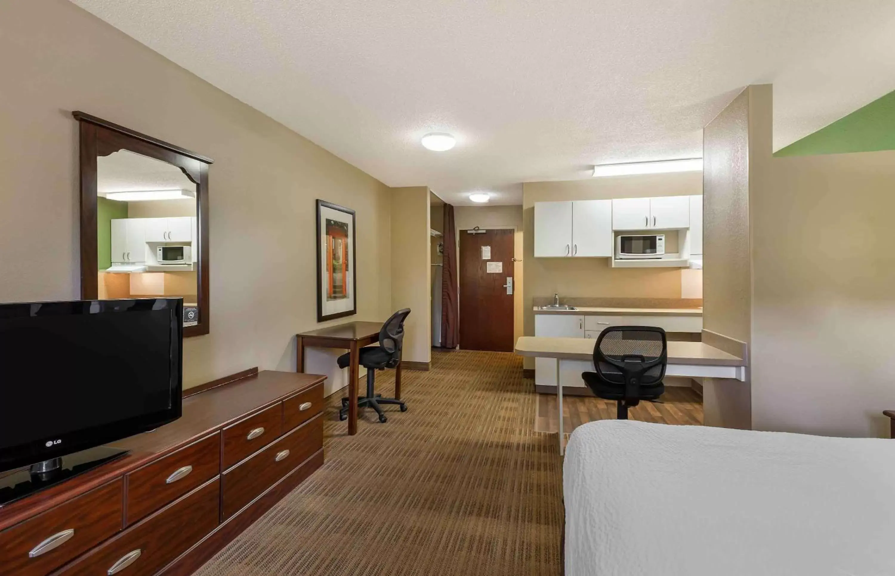 Bedroom, TV/Entertainment Center in Extended Stay America Suites - Akron - Copley - East