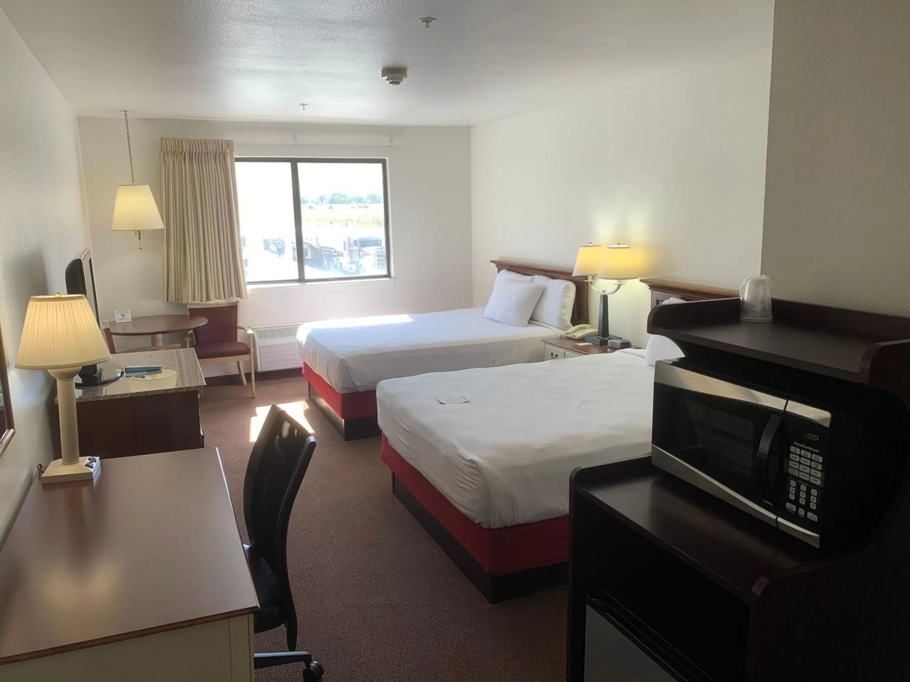 Photo of the whole room, Bed in Days Inn by Wyndham Lake Point