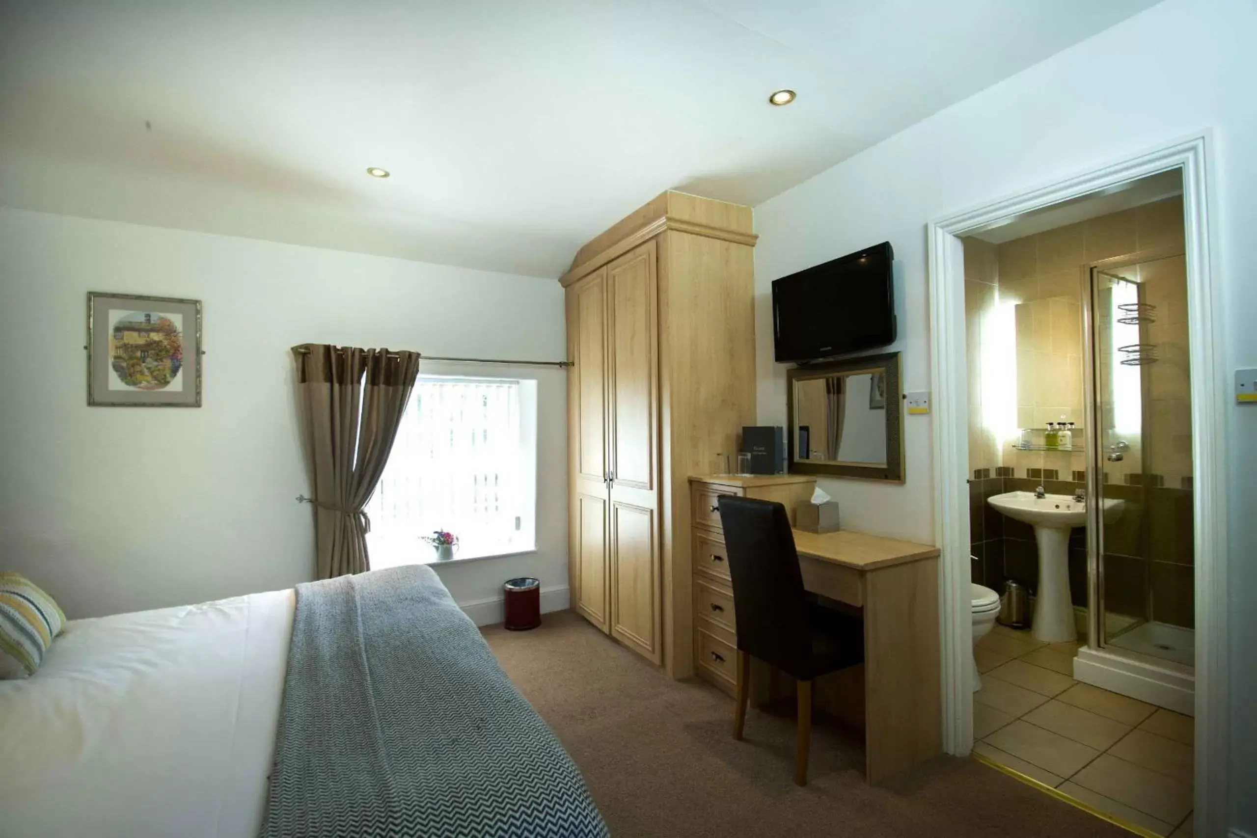 Bedroom, TV/Entertainment Center in The Plough Inn